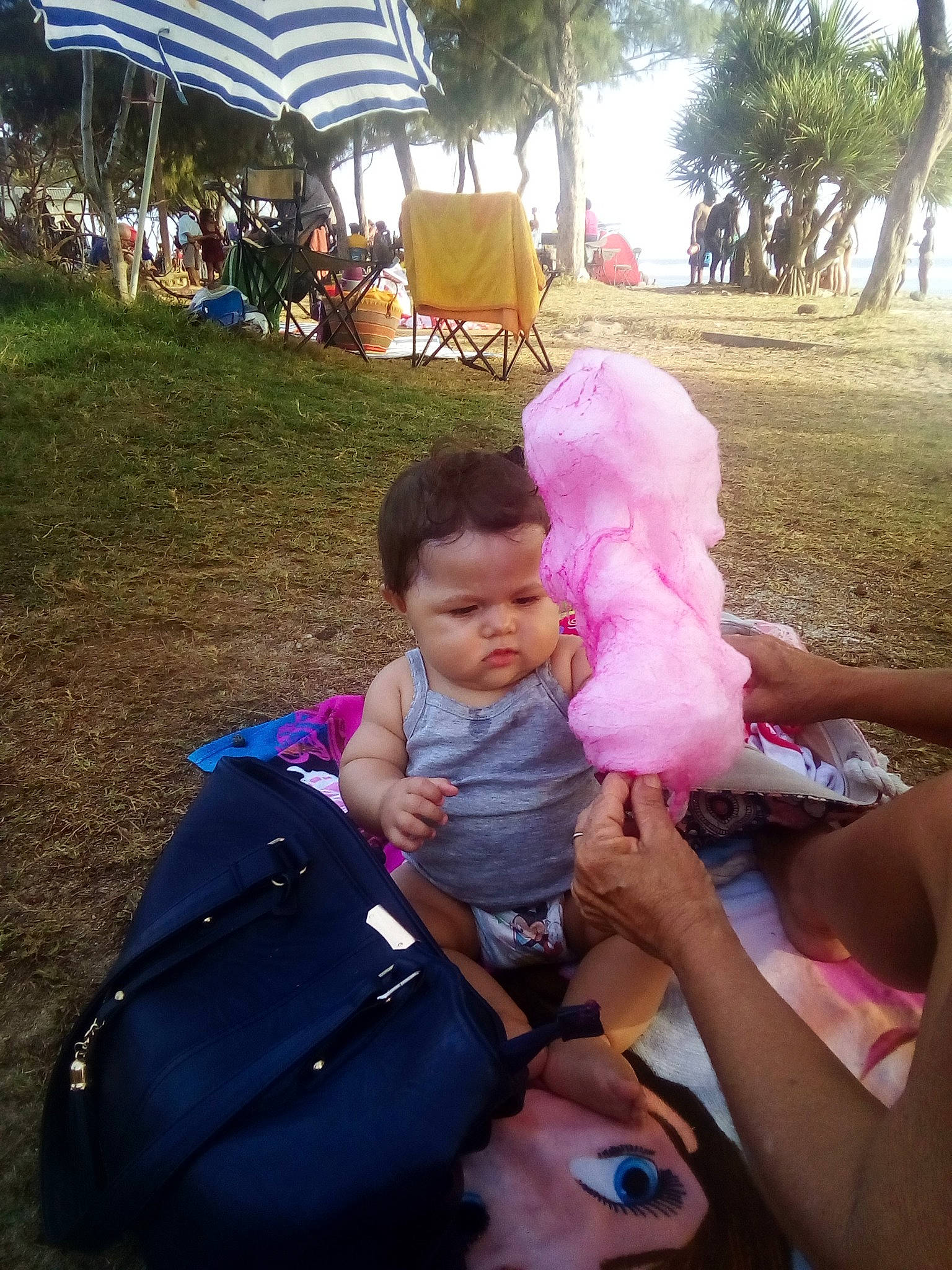 Ylana participe au concours pour gagner de l'argent avec cette photo : child, cotton_candy, fun, leisure, person, play, toddler