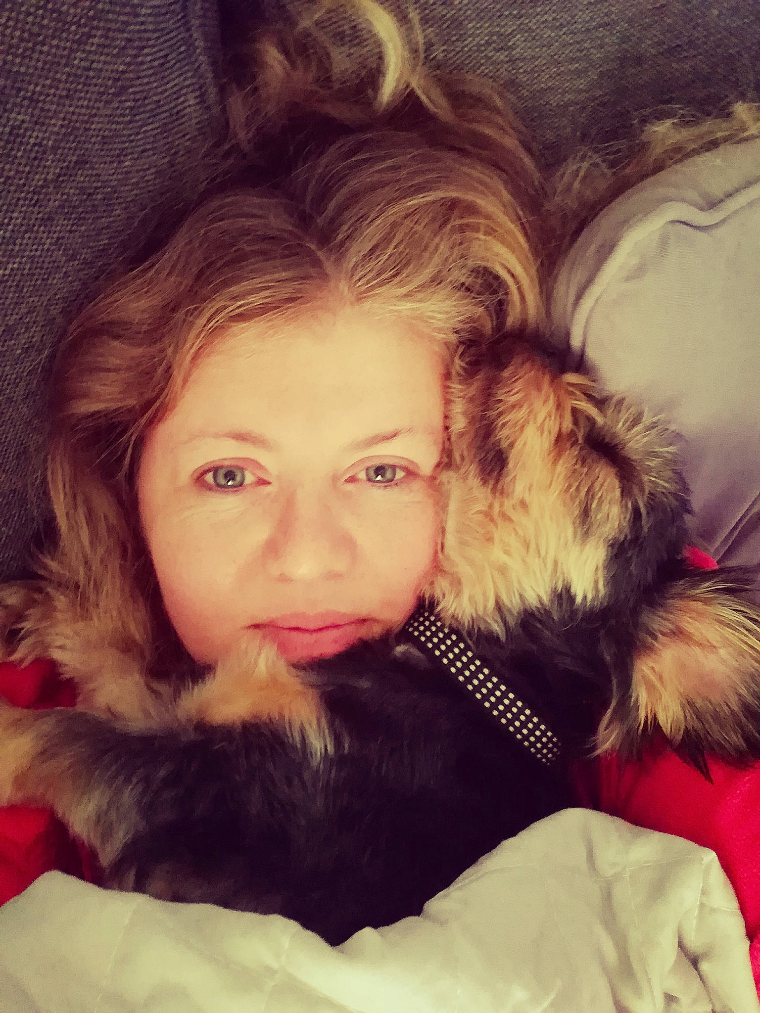 Kitty participe au concours pour gagner de l'argent avec cette photo : brown_hair, cheek, child, ear, eye, fur, fur_clothing, girl, lip, nose, organ, person, portrait, selfie, skin, smile, snout, textile, whiskers