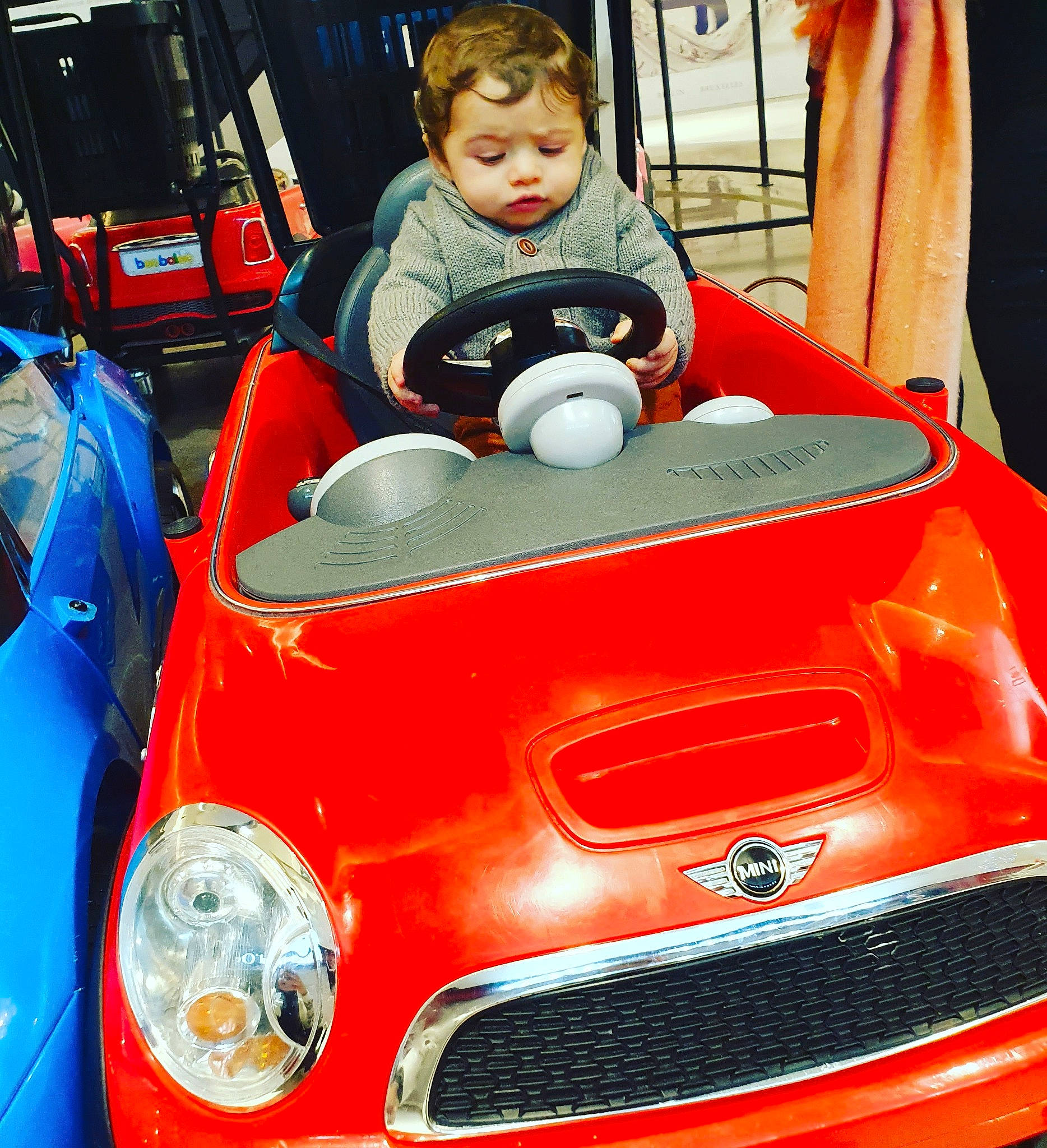 Jassim Mostafa a rejoint le concours — aidez-le/la à gagner de superbes lots ! antique_car, auto_part, automotive_design, automotive_exterior, automotive_wheel_system, car, city_car, classic, classic_car, grille, hood, land_vehicle, mini, mini_cooper, motor_vehicle, person, red, sports_car, subcompact_car, supermini