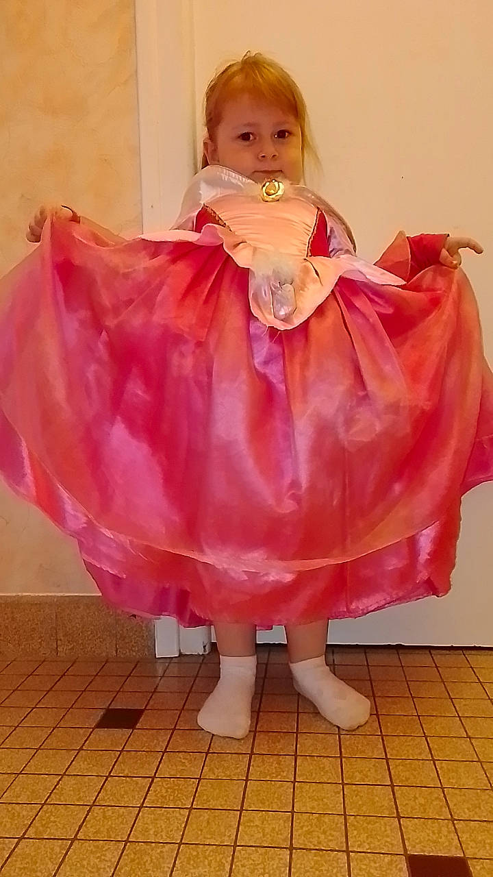 Camillia a rejoint le concours — aidez-le/la à gagner de superbes lots ! baby, baby_toddler_clothing, bridal_accessory, costume, costume_design, day_dress, dress, embellishment, fashion_accessory, fashion_design, flooring, hair, headgear, magenta, orange, peach, person, pink, ruffle, sleeve