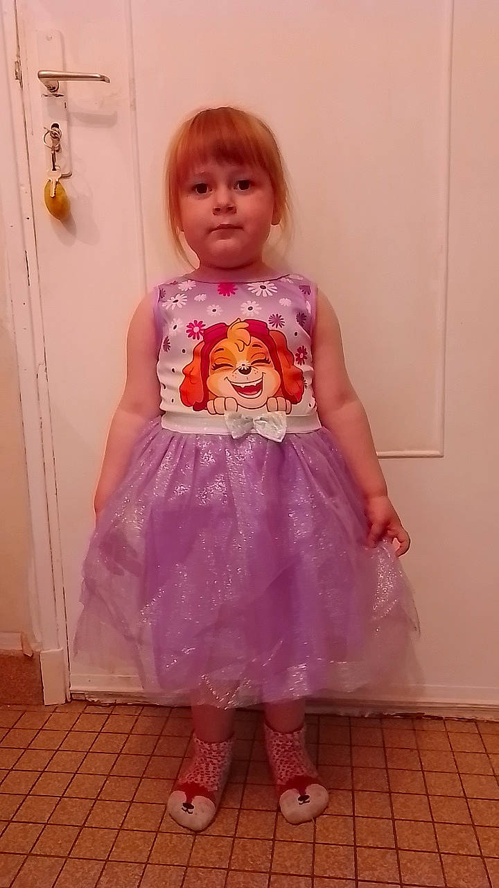 Camillia a rejoint le concours — aidez-le/la à gagner de superbes lots ! baby_toddler_clothing, day_dress, dress, embellishment, fashion_design, flooring, happy, long_hair, magenta, neck, one_piece_garment, pattern, peach, person, pink, purple, shoulder, sleeve, toddler, trunk