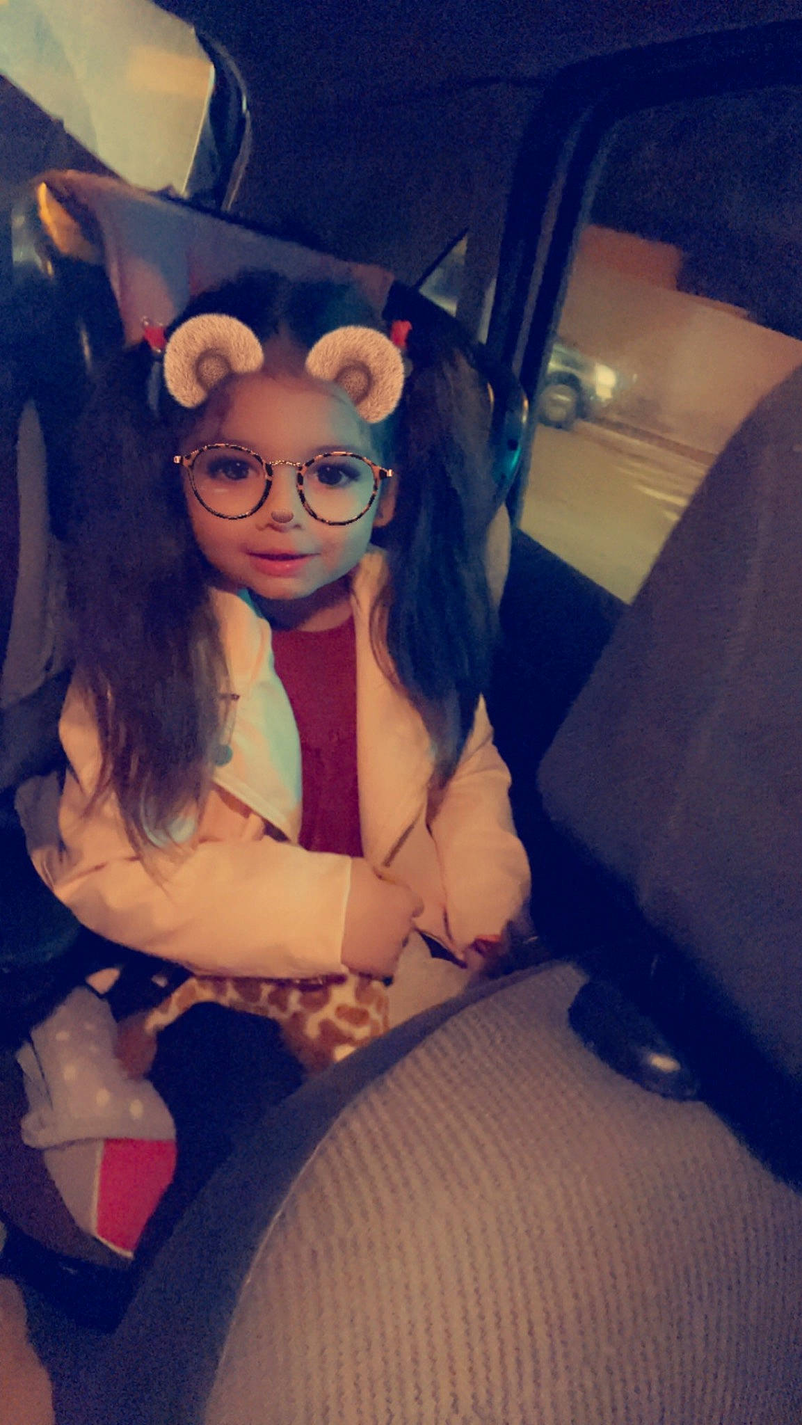 Cataleya a rejoint le concours — aidez-le/la à gagner de superbes lots ! bangs, black_hair, blond, brown_hair, cool, electric_blue, eyewear, fun, gesture, happy, headwear, human_body, human_leg, leg, long_hair, mouth, person, selfie, sitting, thigh