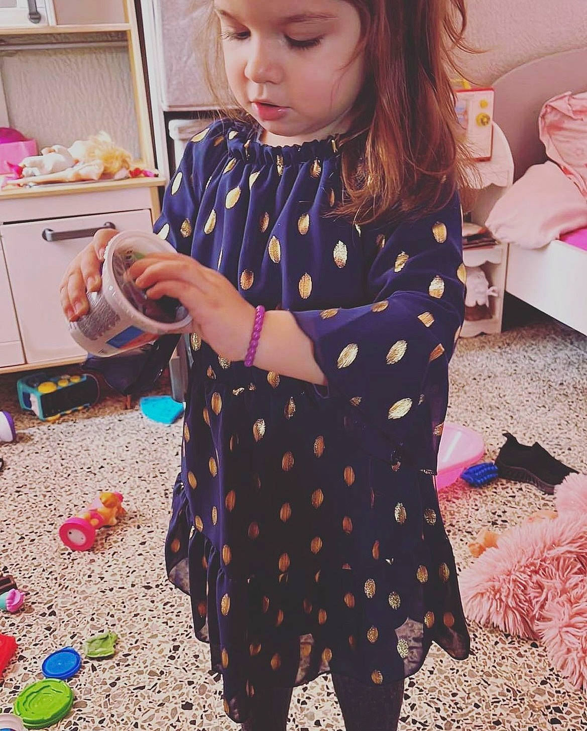 Cataleya participe au concours pour gagner de l'argent avec cette photo : baby_toddler_clothing, brown_hair, child, fashion_accessory, fun, happy, headwear, linens, magenta, pattern, person, pink, play, room, sitting, sleeve, snapshot, t_shirt, tableware, textile