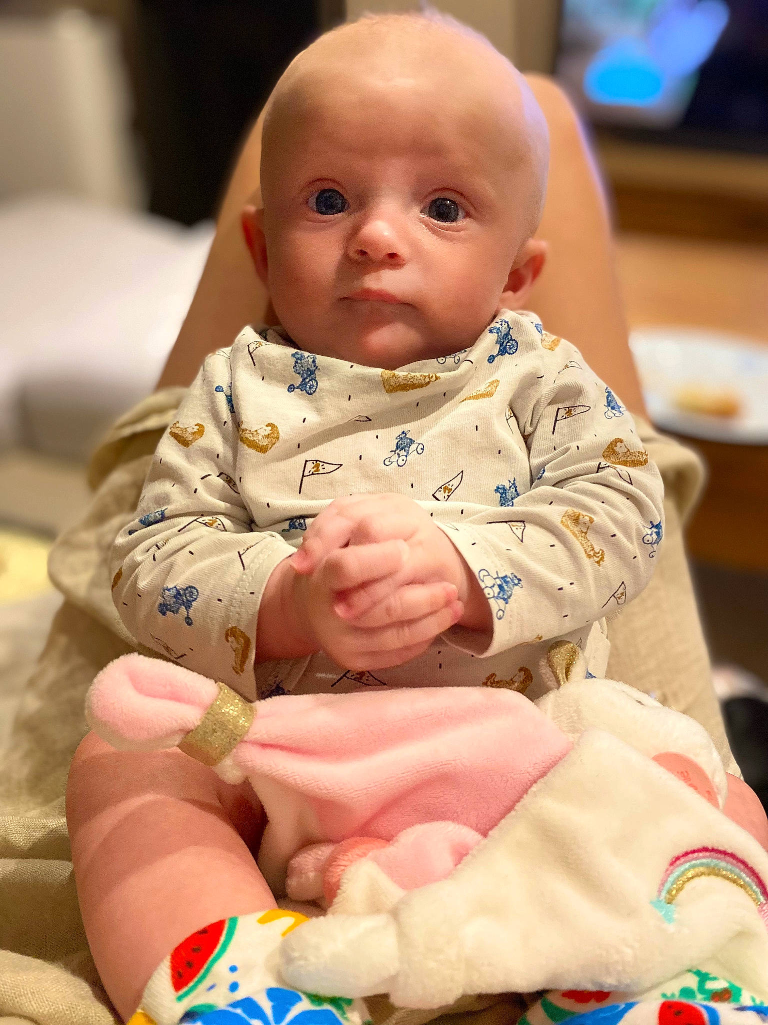 Lana a rejoint le concours — aidez-le/la à gagner de superbes lots ! baby, baby_toddler_clothing, beauty, cheek, child, comfort, eye, face, finger, fun, head, human, human_body, nail, person, pink, sitting, skin, sleeve, toddler