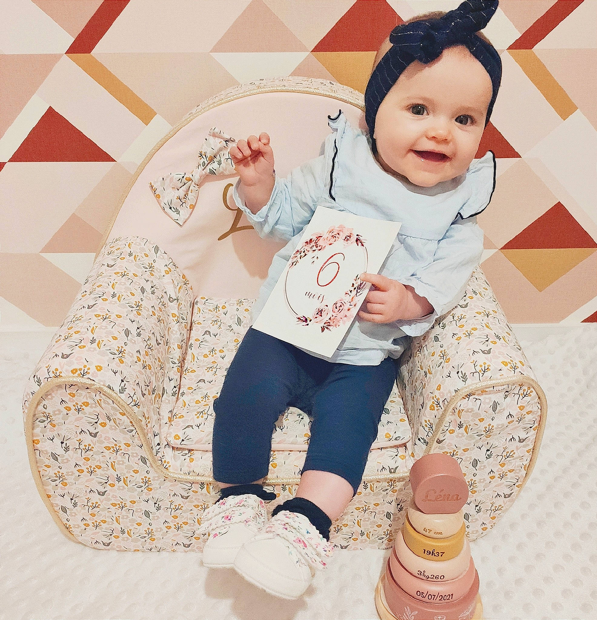 Léna a rejoint le concours — aidez-le/la à gagner de superbes lots ! baby_toddler_clothing, cool, finger, font, hand, happy, headgear, headwear, joy, pattern, person, photograph, pink, shoe, sleeve, smile, style, t_shirt, textile, thigh