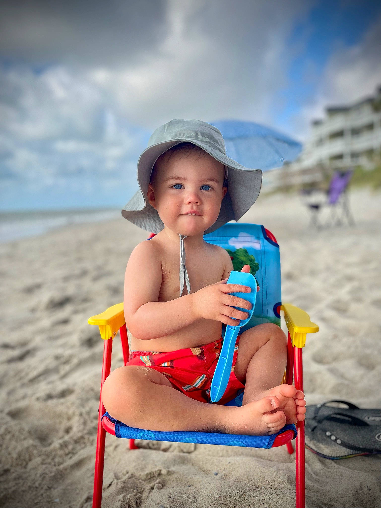 Arrow is registered to the contest to win money with this photo: azure, beach, cap, child, cloud, electric_blue, flash_photography, fun, happy, hat, headgear, headwear, leisure, people_in_nature, people_on_beach, person, recreation, shore, sky, sun_hat