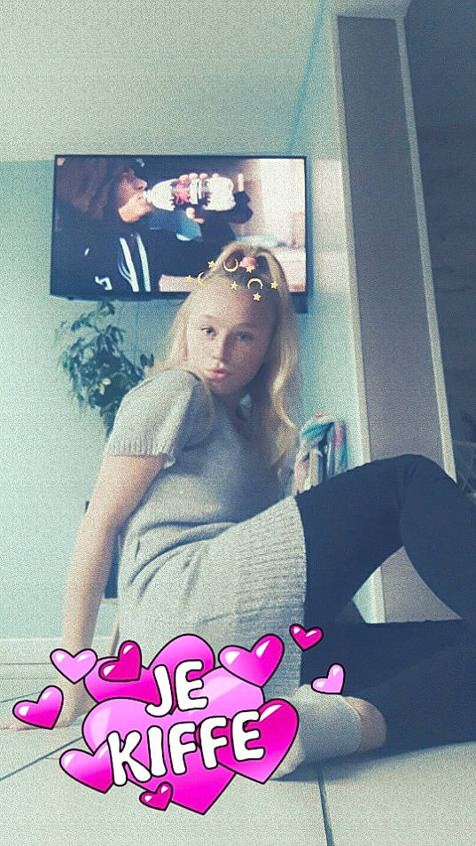 Stephanie a rejoint le concours — aidez-le/la à gagner de superbes lots ! black_hair, cool, forehead, hairstyle, leg, lip, long_hair, mouth, person, photo_caption, photography, pink, plant, selfie, skin, thigh