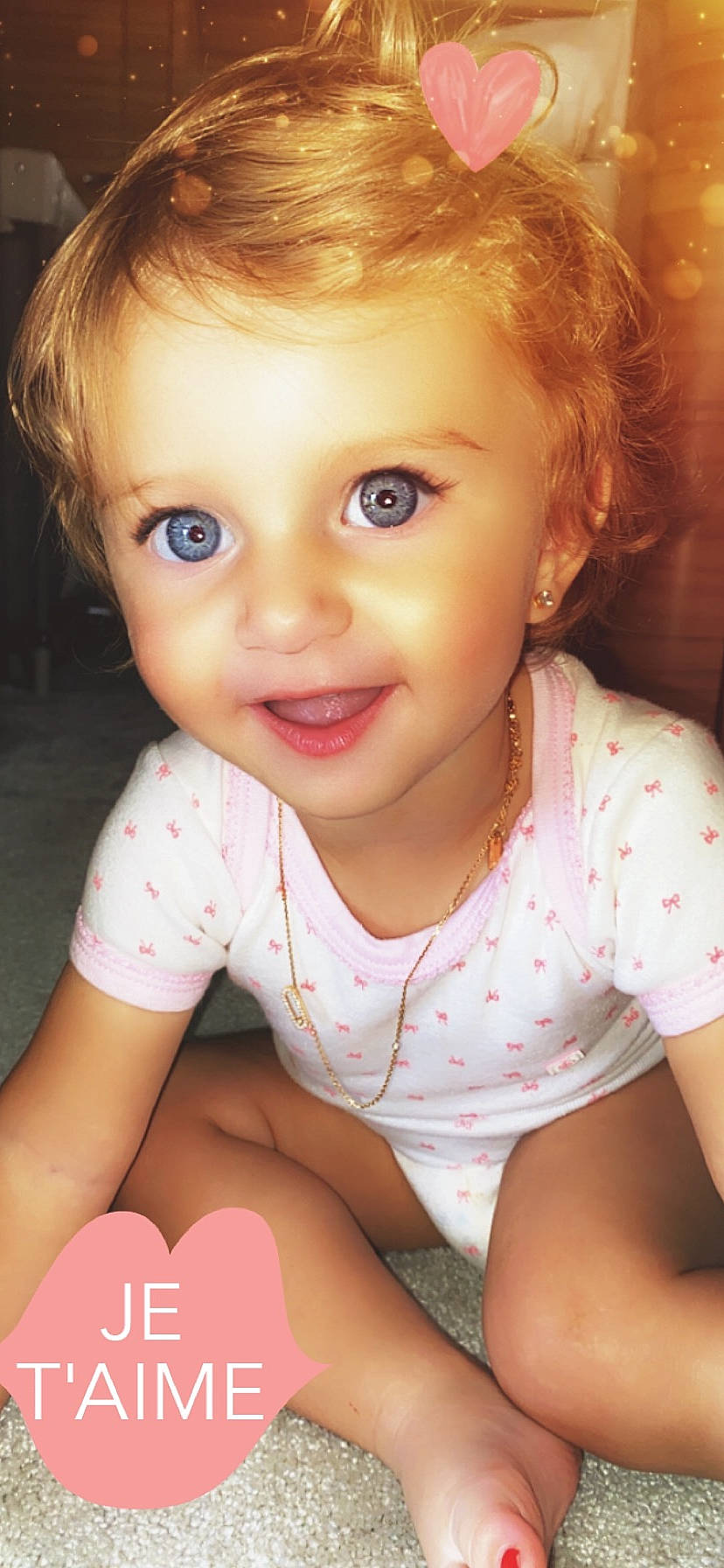 Sarah-lou participe au concours pour gagner de l'argent avec cette photo : beauty, blond, brown_hair, cheek, child, chin, eye, eyebrow, face, facial_expression, forehead, hair, hairstyle, head, lip, nose, person, pink, skin, smile