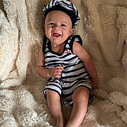 Nolhan a rejoint le concours — aidez-le/la à gagner de superbes lots ! baby, smiling, striped_clothing, hat, plush_blanket, cozy, infant, happy, cute, child, portrait, sitting, soft_texture, indoors, skin, face, legs, feet, one_person, casual_clothing