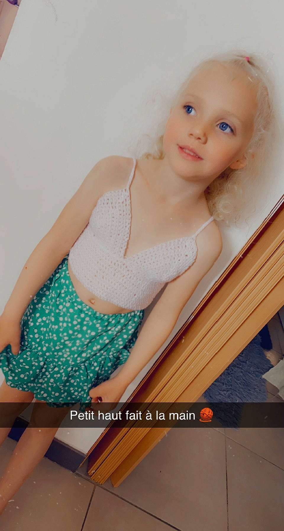 Jtúlina participe au concours pour gagner de l'argent avec cette photo : arm, baby, baby_toddler_clothing, chest, finger, flash_photography, hairstyle, hand, happy, human_body, joint, joy, knee, leg, muscle, person, shoulder, smile, standing, thigh