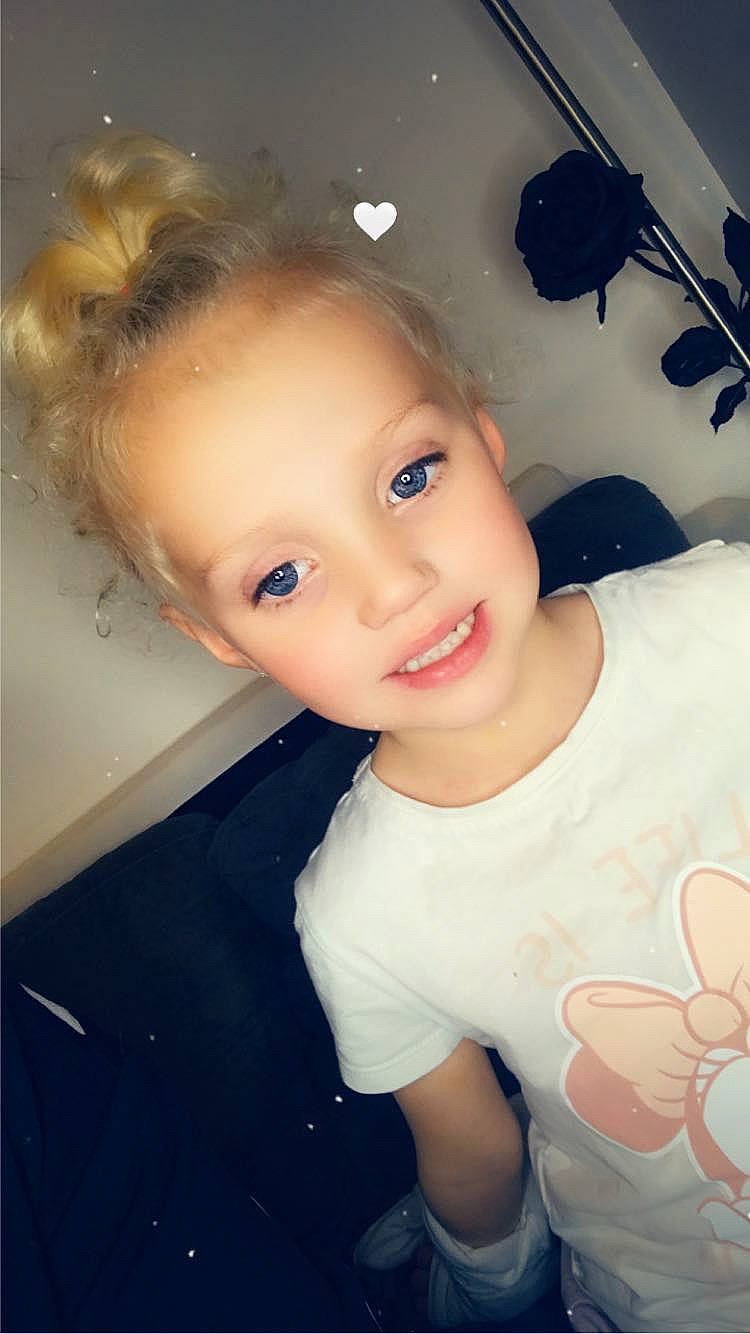 Jtúlina a rejoint le concours — aidez-le/la à gagner de superbes lots ! black_hair, cheek, chin, cool, eye, eyebrow, eyelash, face, flash_photography, forehead, fun, happy, joy, lip, nose, person, skin, sleeve, smile, t_shirt