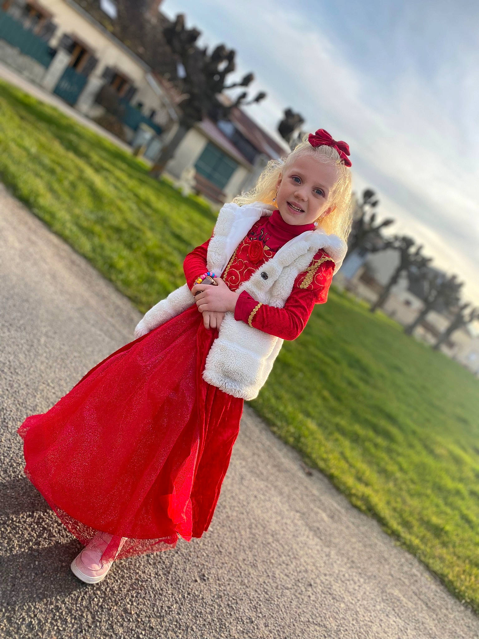 Jtúlina participe au concours pour gagner de l'argent avec cette photo : baby, child, cloud, dress, event, fun, gesture, grass, grassland, happy, joy, lawn, leisure, people_in_nature, person, plant, recreation, sky, smile, street_fashion