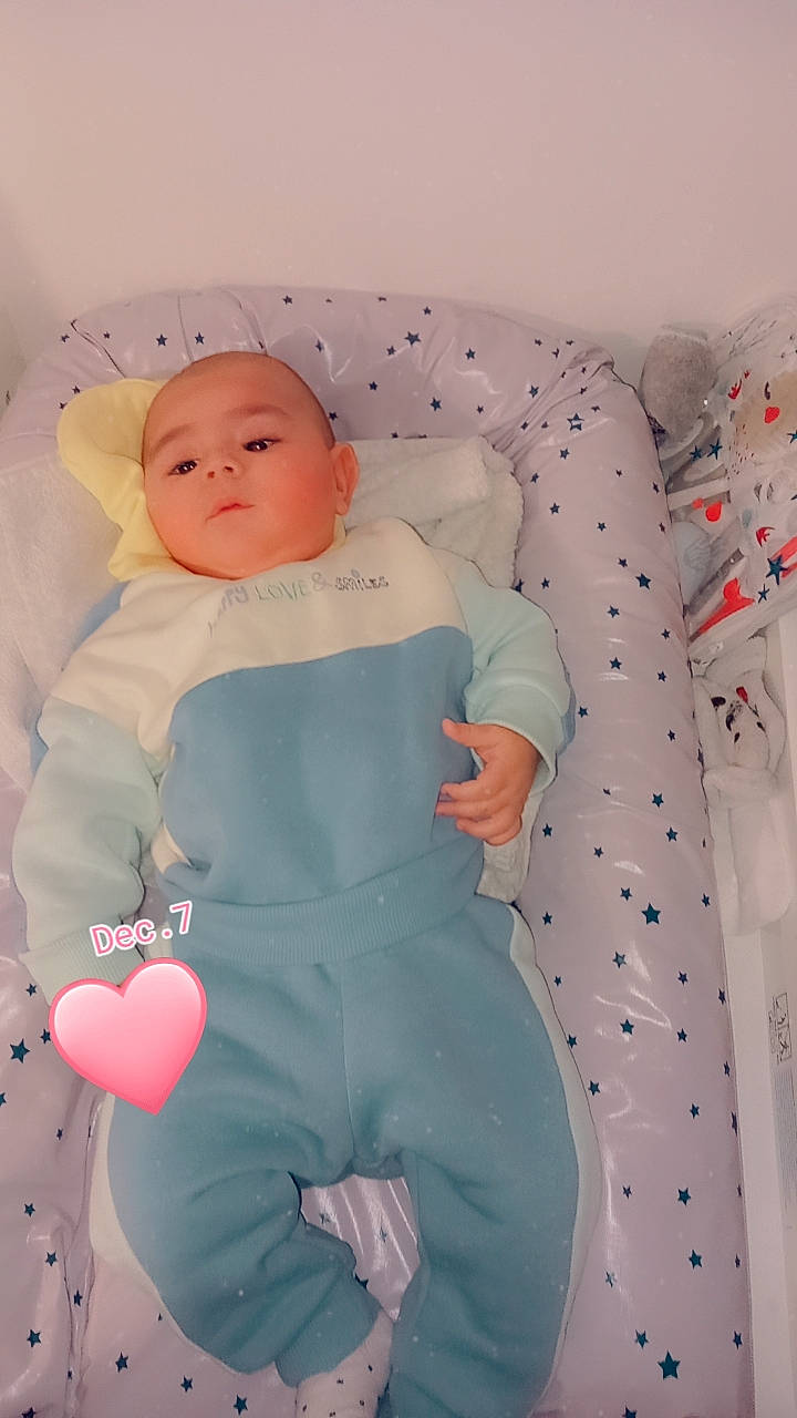 Sohan participe au concours pour gagner de l'argent avec cette photo : abdomen, arm, baby, baby_products, baby_sleeping, baby_toddler_clothing, child, comfort, human_leg, linens, magenta, pattern, peach, person, pink, sitting, skin, sleeve, textile, thigh