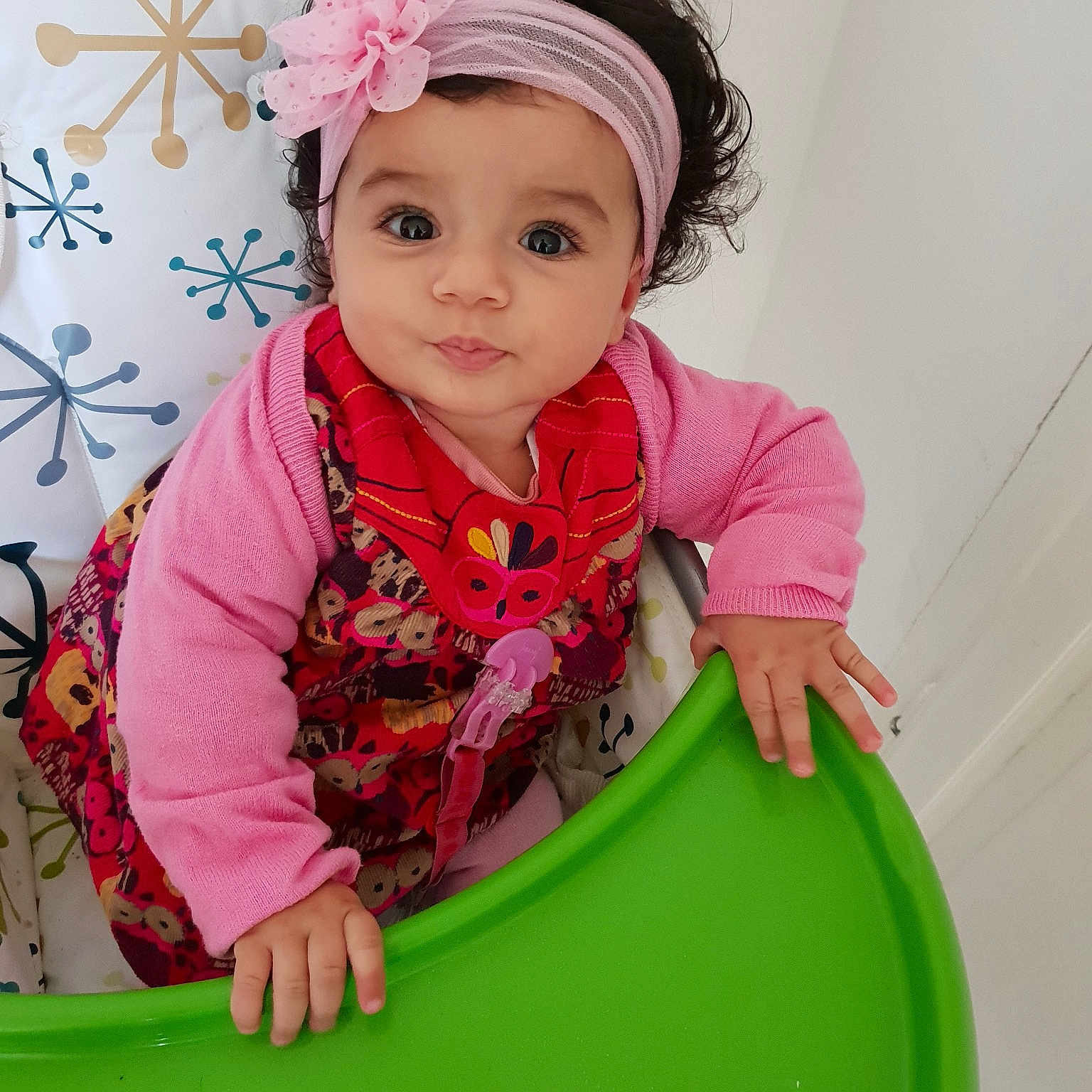 Élise a rejoint le concours — aidez-le/la à gagner de superbes lots ! child, flower, girl, hair_accessory, headband, headgear, infant, magenta, person, pink, product, skin, textile, toddler