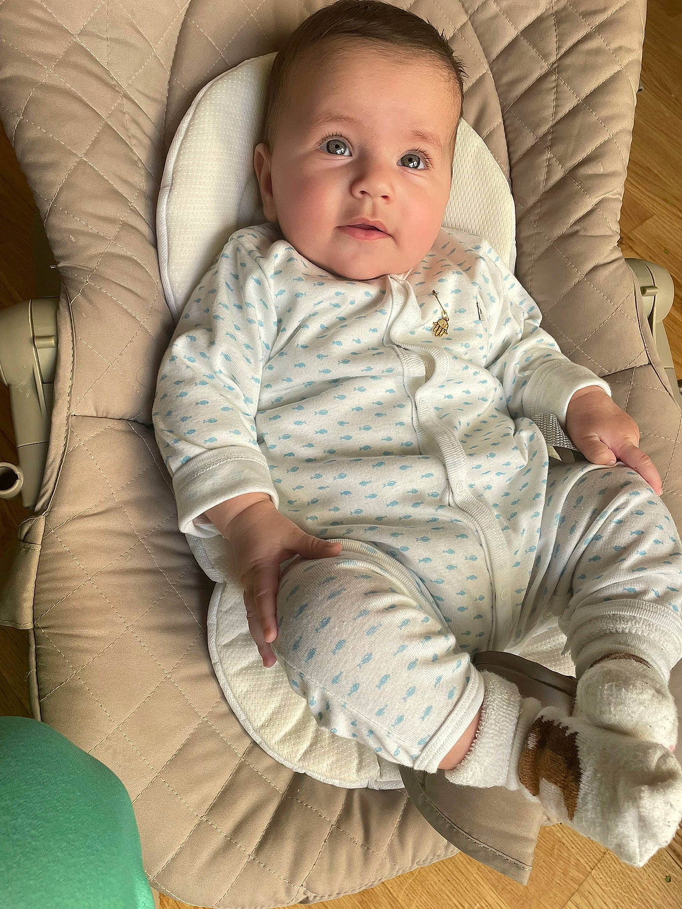 Nelia a rejoint le concours — aidez-le/la à gagner de superbes lots ! baby, baby_products, baby_toddler_clothing, car_seat, chair, cheek, child, comfort, eye, face, flash_photography, head, iris, lap, linens, person, portrait_photography, sitting, skin, sleeve