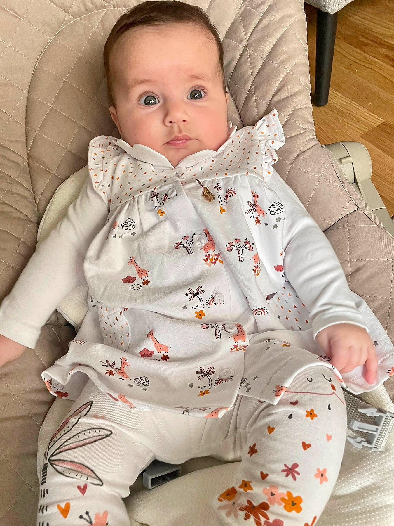 Nelia a rejoint le concours — aidez-le/la à gagner de superbes lots ! arm, baby, baby_sleeping, baby_toddler_clothing, child, collar, comfort, dress_shirt, face, knee, linens, neck, pattern, person, sitting, skin, sleeve, textile, thigh, toddler