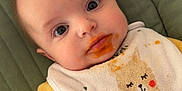 Jules participe au concours pour gagner de l'argent avec cette photo : baby, bib, child, closeup, clothing, cute, expression, face, feeding_time, food_stain, green_cushion, indoor, infant, messy, mustache_food, person, portrait, seat, soft_texture, yellow_clothing