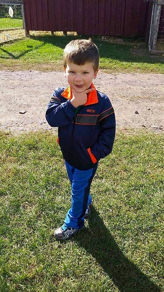 Louka Lacharité participe au concours pour gagner de l'argent avec cette photo : child, electric_blue, face, fun, grass, grass_family, grassland, hair, happy, head, lawn, leisure, people_in_nature, person, plant, recreation, sleeve, smile, soil, toddler