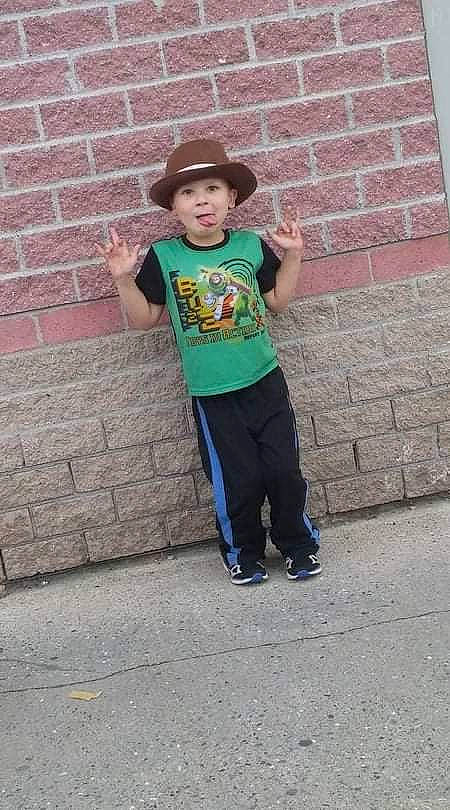 Louka Lacharité a rejoint le concours — aidez-le/la à gagner de superbes lots ! asphalt, brick, brickwork, cap, child, face, fashion_accessory, happy, hat, headgear, headwear, leisure, person, road_surface, sidewalk, sitting, sleeve, smile, street_fashion, sun_hat