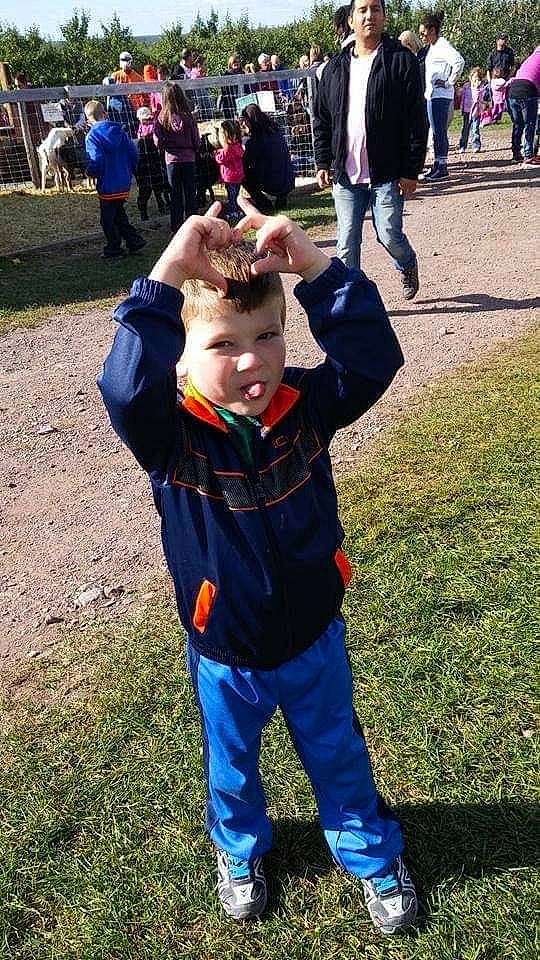 Louka Lacharité participe au concours pour gagner de l'argent avec cette photo : clothing, competition_event, crowd, event, fun, gesture, grass, happy, jacket, jeans, lawn, leisure, people_in_nature, person, plant, recreation, sneakers, soil, sunglasses, toddler