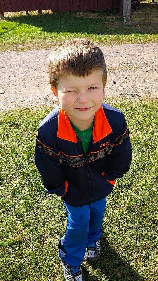 Louka Lacharité a rejoint le concours — aidez-le/la à gagner de superbes lots ! electric_blue, eye, fun, grass, grass_family, grassland, happy, hoodie, jacket, joy, leisure, people_in_nature, person, play, portrait_photography, recreation, sitting, sleeve, smile, soil