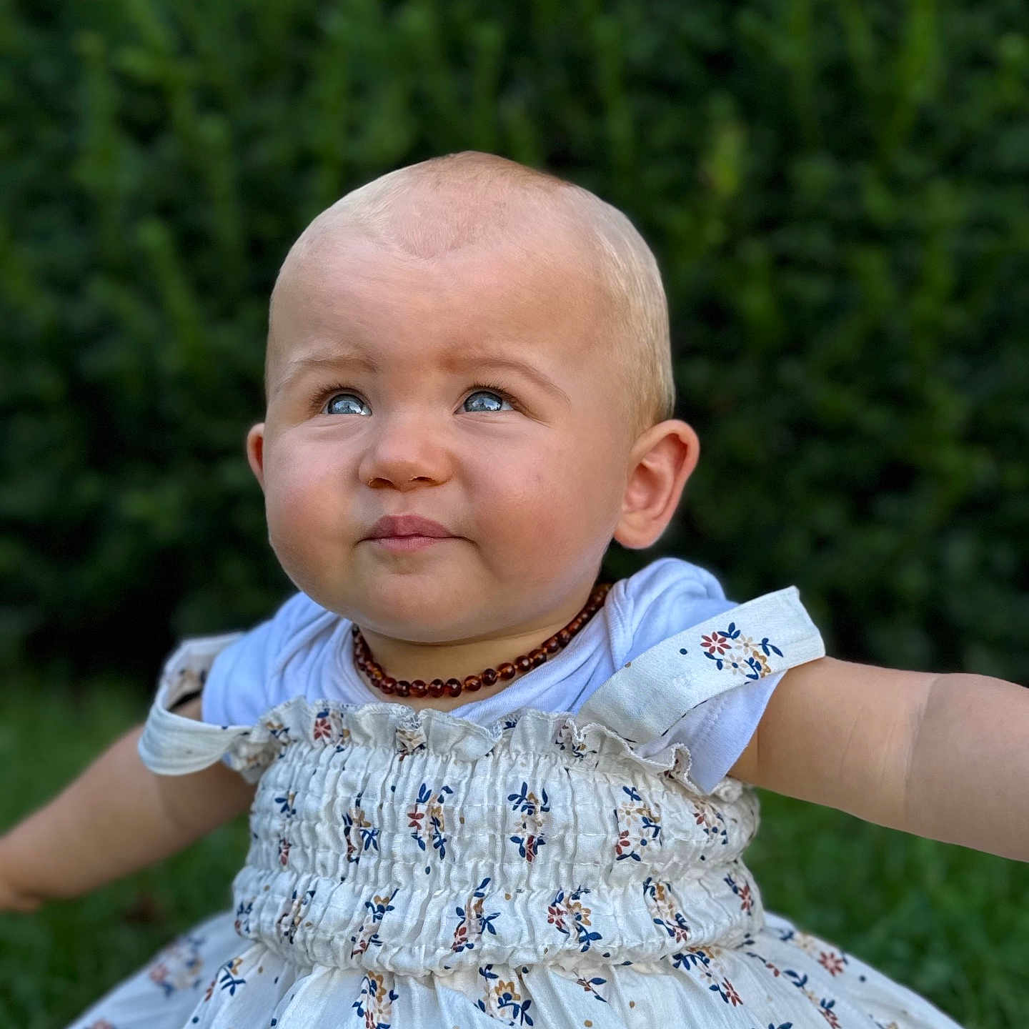 Isalya a rejoint le concours — aidez-le/la à gagner de superbes lots ! baby, blue_eyes, child, closeup, cute, dress, floral_pattern, grass, greenery, happy, head, infant, nature, necklace, outdoor, person, portrait, smiling, summer, young_child