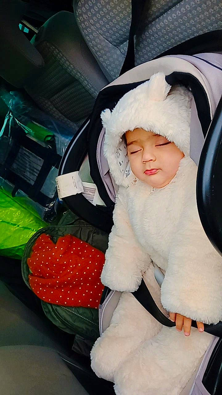 Haroun participe au concours pour gagner de l'argent avec cette photo : baby, baby_carriage, baby_products, baby_safety, baby_sleeping, baby_toddler_clothing, car_seat, child, comfort, cool, fashion_accessory, fruit, headgear, headwear, linens, natural_foods, person, product, seedless_fruit, sitting