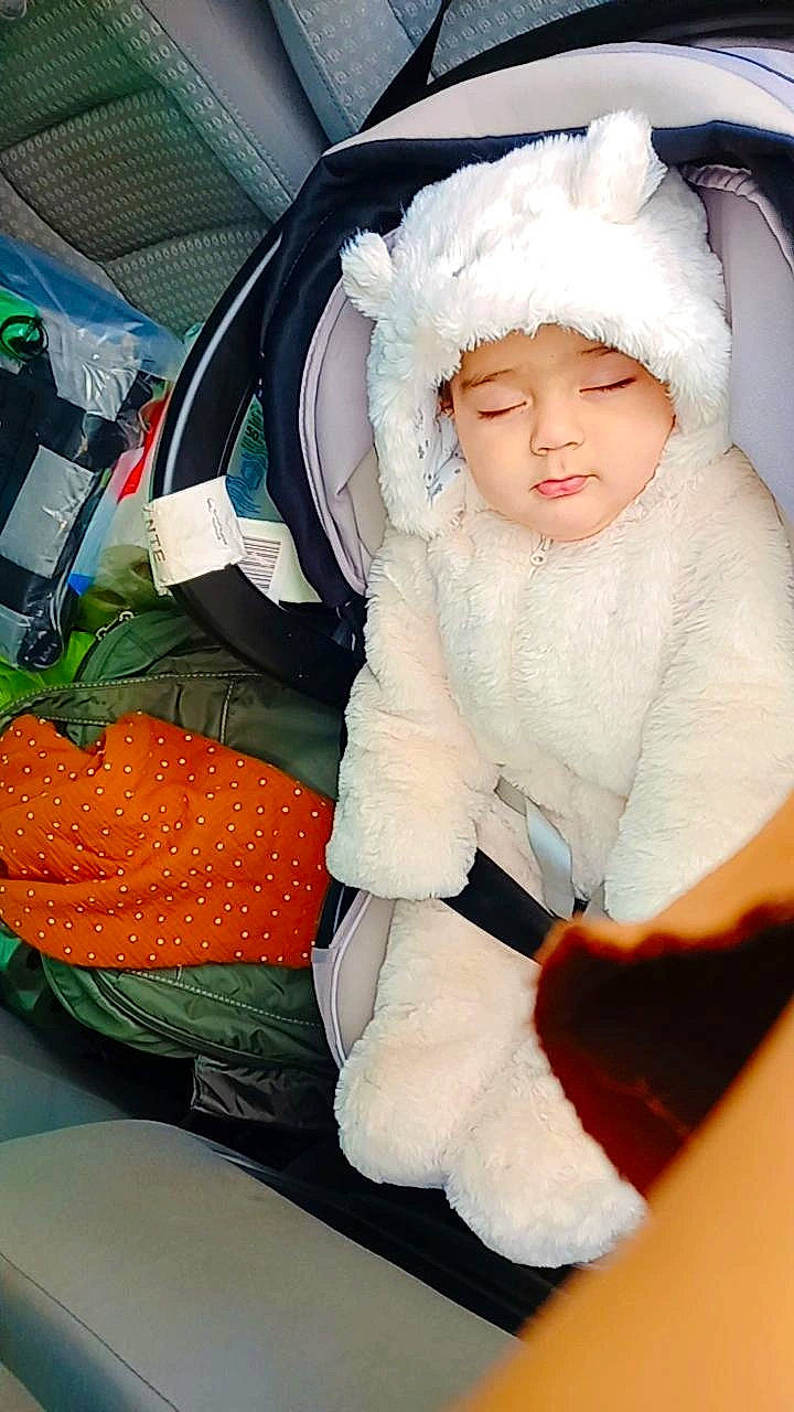 Haroun a rejoint le concours — aidez-le/la à gagner de superbes lots ! baby, baby_products, baby_toddler_clothing, backpack, bag, baggage, car_seat, child, comfort, fashion_accessory, fur, happy, headwear, lap, luggage_and_bags, person, plastic_bag, portrait_photography, sitting, toddler