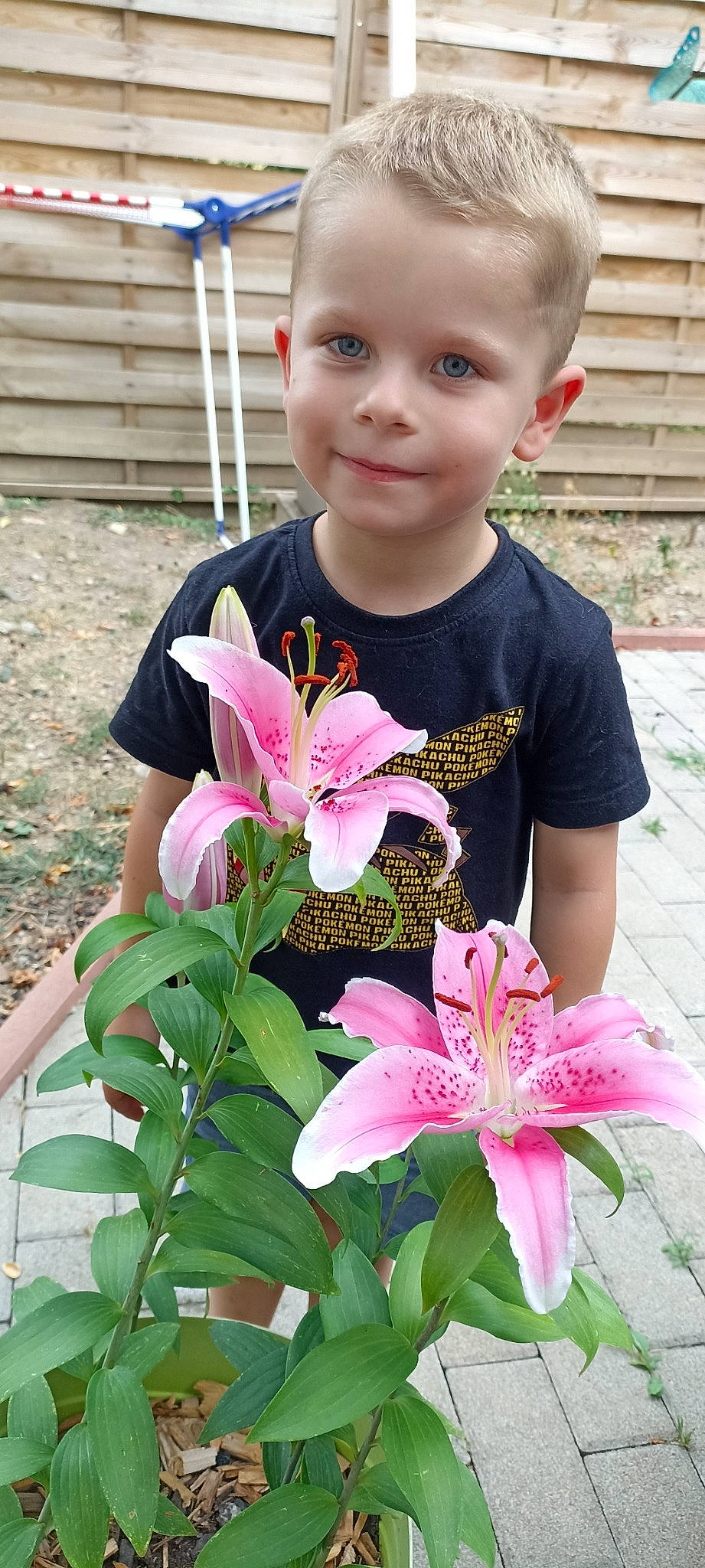 Gabryel participe au concours pour gagner de l'argent avec cette photo : annual_plant, beauty, botany, face, flower, flowering_plant, grass, joy, leaf, lily, lily_order, magenta, person, petal, photograph, pink, plant, stargazer_lily, terrestrial_plant, toddler
