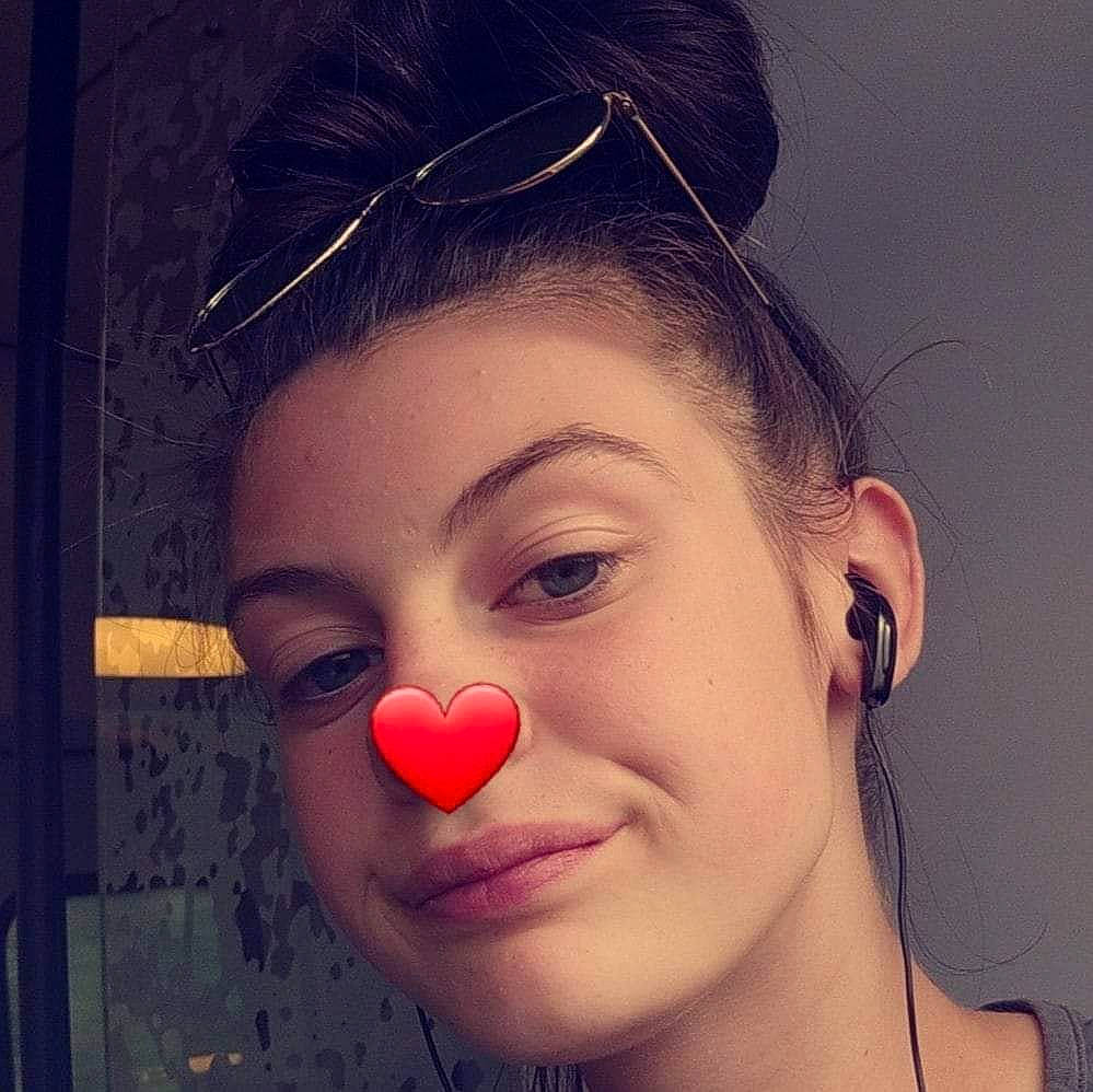 Flora participe au concours pour gagner de l'argent avec cette photo : black_hair, cheek, chin, ear, eye, eyebrow, eyelash, face, forehead, hair, head, lip, nose, performing_arts, person, smile