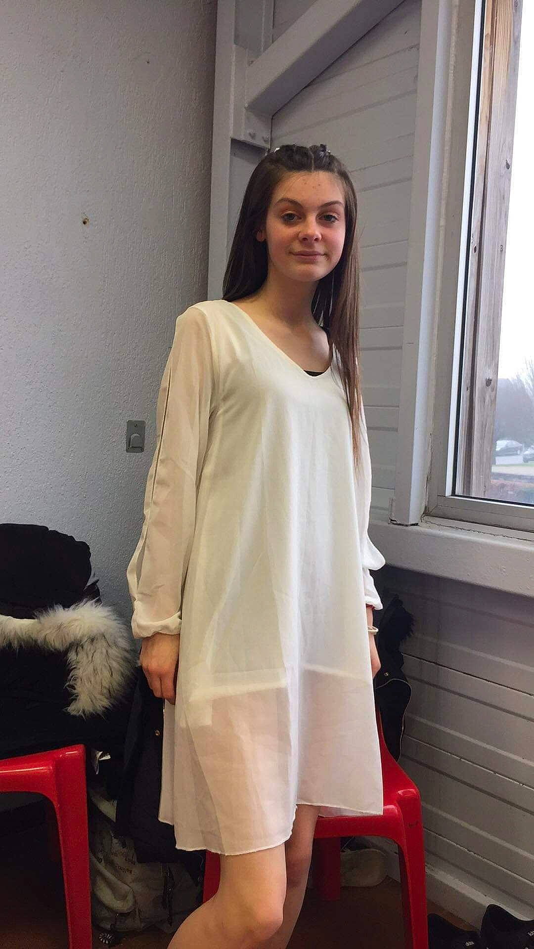 Flora a rejoint le concours — aidez-le/la à gagner de superbes lots ! beige, blouse, clothing, dress, fashion, fashion_design, formal_wear, joint, joy, leg, long_hair, neck, outerwear, person, pink, shoulder, sleeve, street_fashion, t_shirt, top