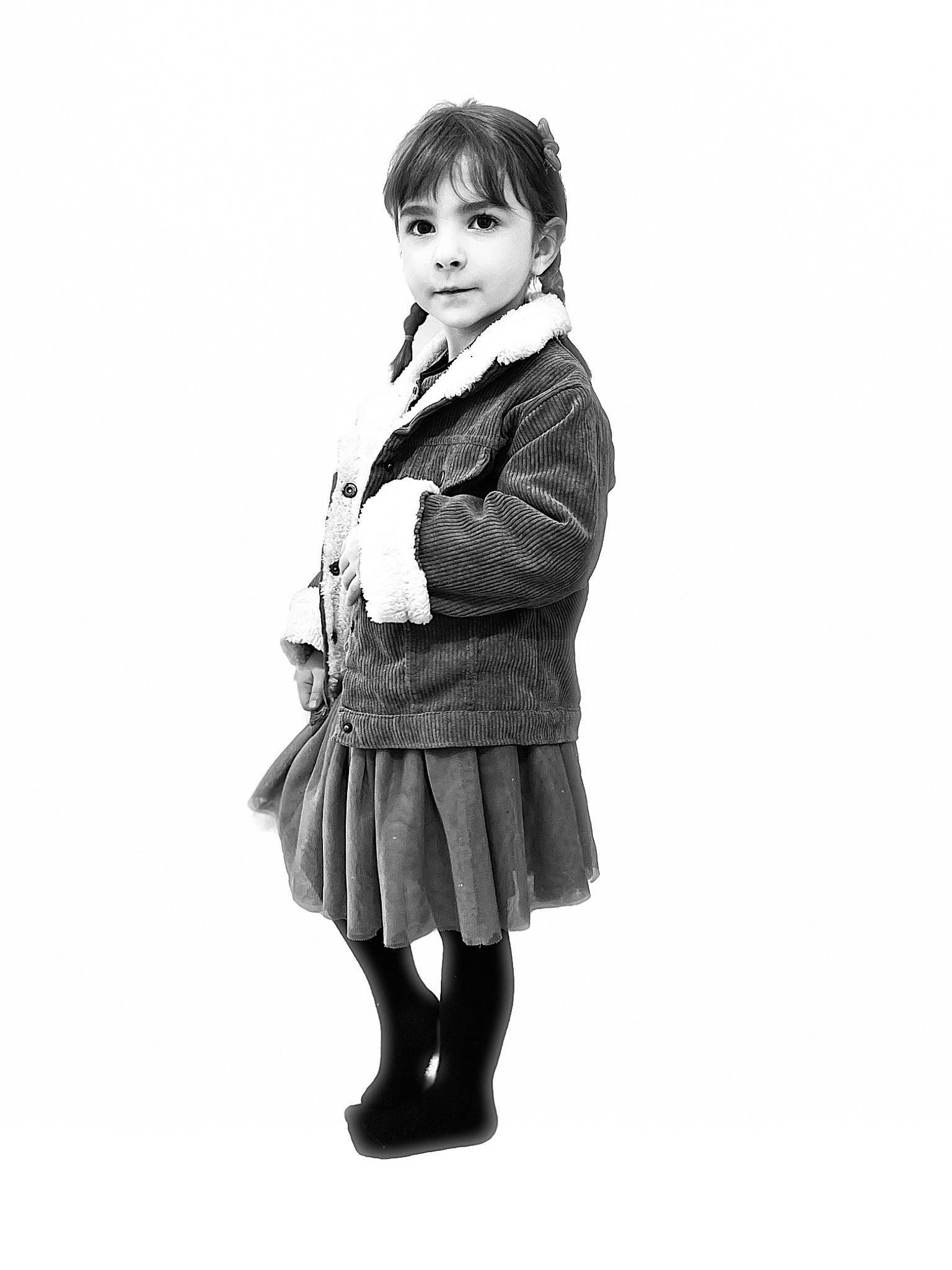 Elena a rejoint le concours — aidez-le/la à gagner de superbes lots ! blazer, collar, fashion_design, flash_photography, fur, fur_clothing, gesture, human_leg, knee, monochrome, monochrome_photography, overcoat, pattern, person, sitting, sleeve, toddler, trench_coat, uniform, vintage_clothing