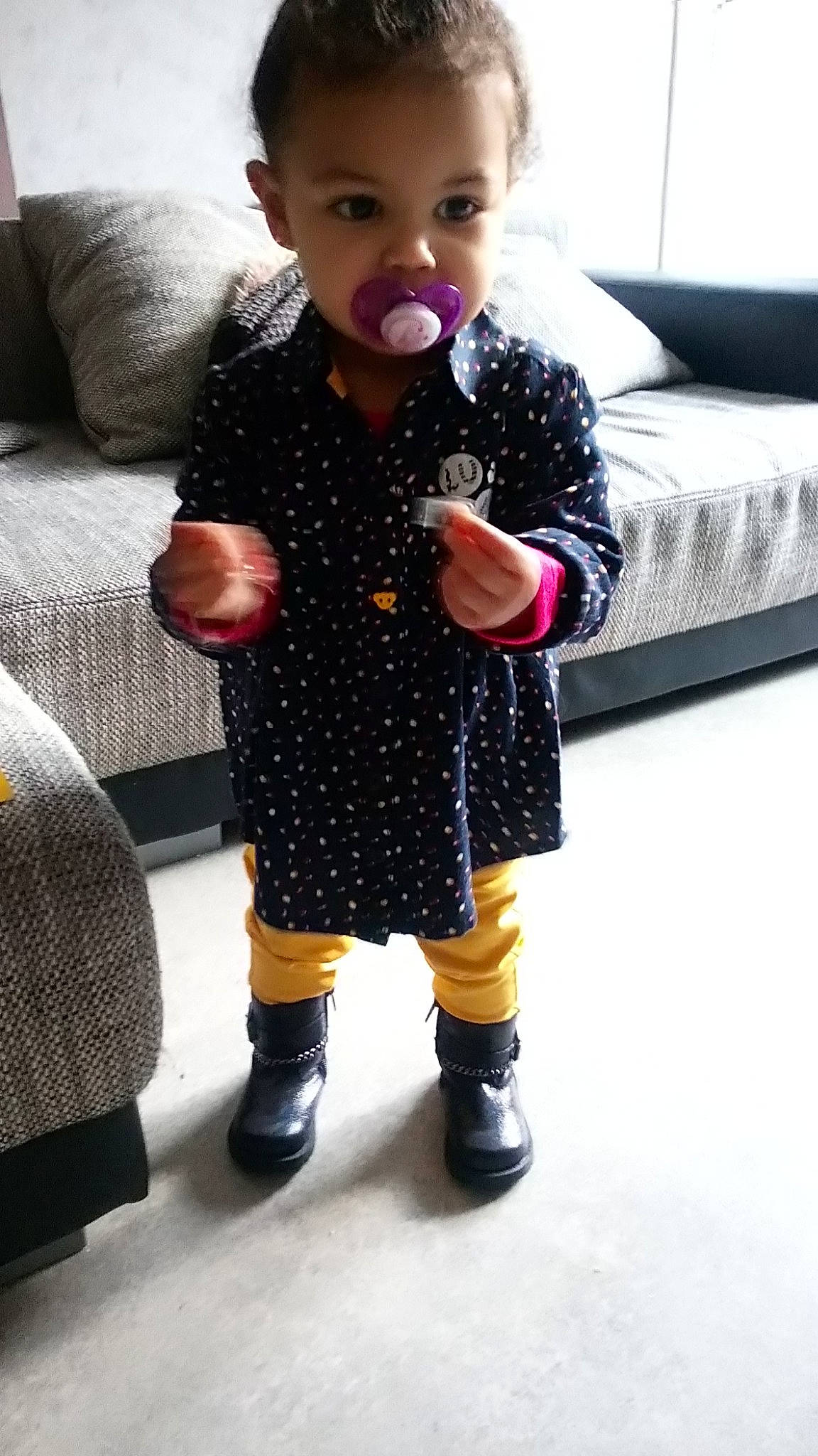 Layana a rejoint le concours — aidez-le/la à gagner de superbes lots ! baby, boot, cheek, child, dress, footwear, joint, knee, leg, outerwear, pattern, person, shoe, sleeve, toddler, toy