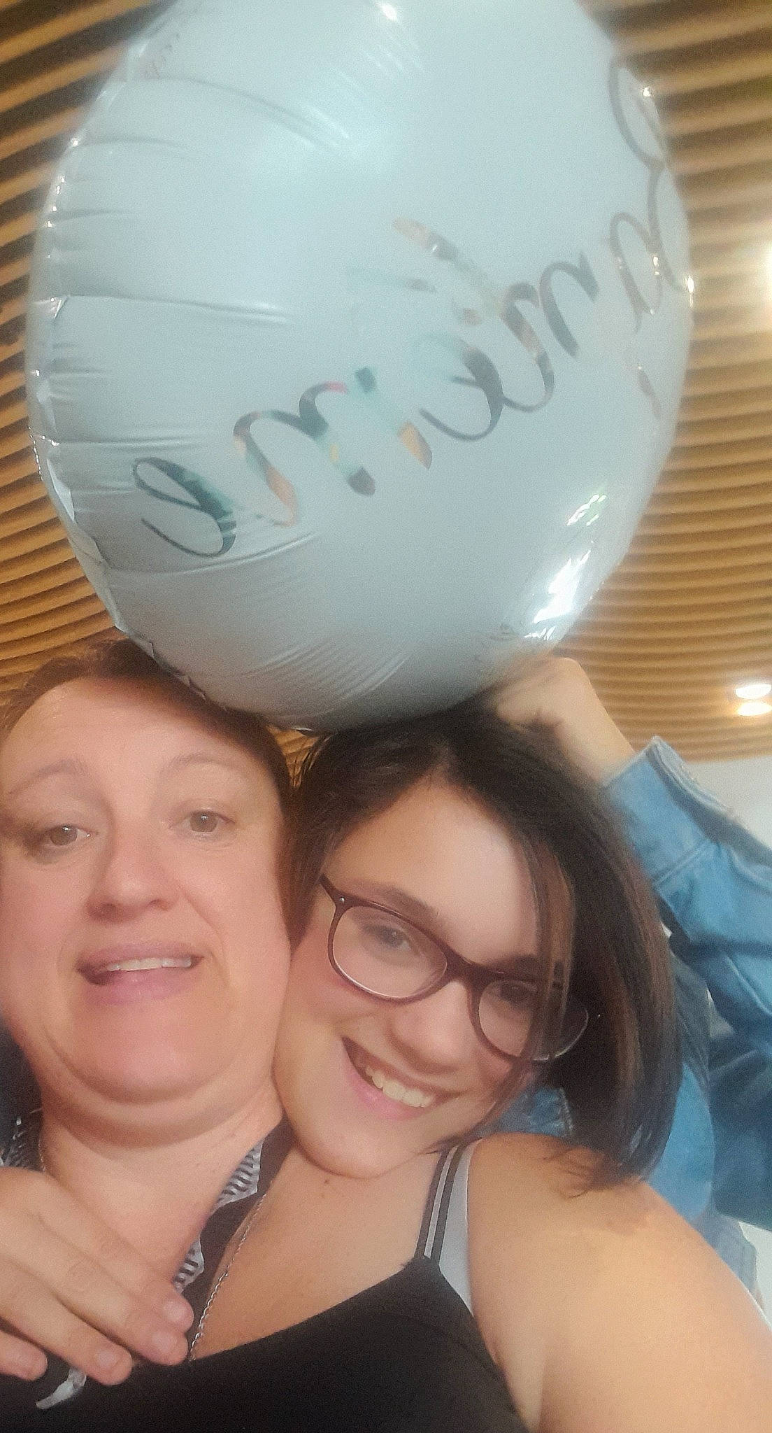 Maëllys participe au concours pour gagner de l'argent avec cette photo : balloon, beauty, cool, design, event, eyewear, finger, font, fun, gesture, glasses, happy, human, interaction, joy, leisure, party_supply, person, selfie, skin