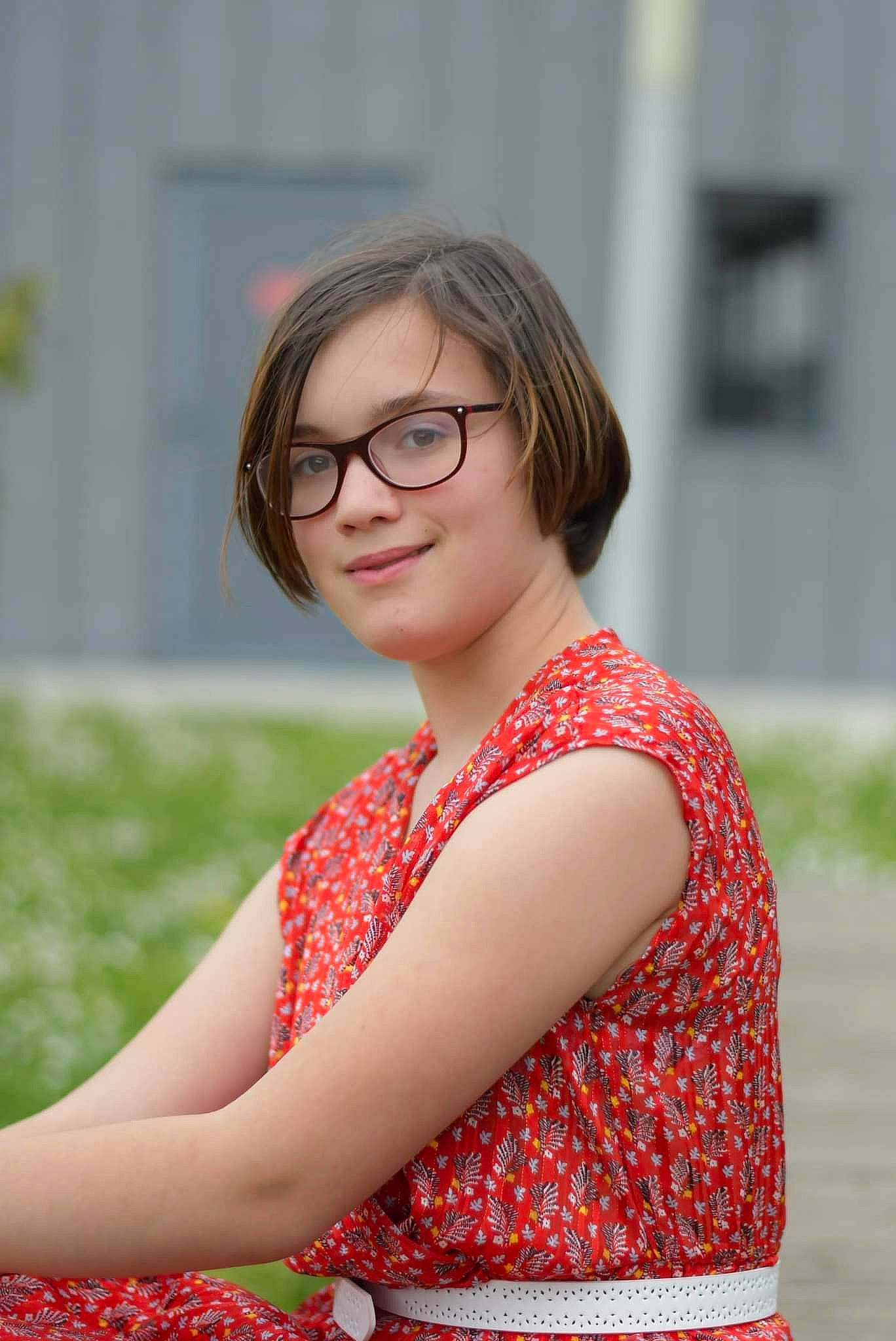 Maëllys participe au concours pour gagner de l'argent avec cette photo : brown_hair, day_dress, electric_blue, event, eyewear, fashion_design, flash_photography, formal_wear, glasses, grass, happy, jewellery, joy, pattern, peach, person, plaid, sleeve, street_fashion, tartan