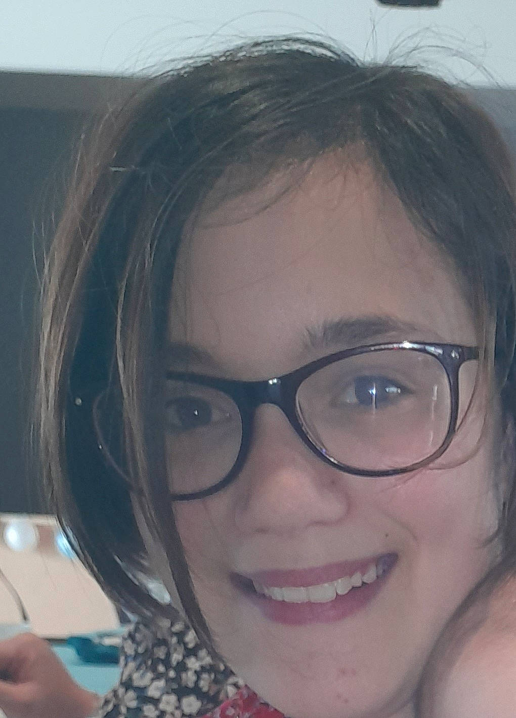 Maëllys participe au concours pour gagner de l'argent avec cette photo : cheek, chin, ear, eyebrow, eyelash, eyewear, forehead, gesture, glasses, hairstyle, hand, iris, jaw, joy, lip, mouth, neck, nose, person, skin