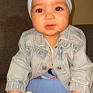 Naïsmèe a rejoint le concours — aidez-le/la à gagner de superbes lots ! toddler, baby, child, denim_jacket, headband, bow, red_eye, sitting, couch, indoors, white_shoes, white_tights, curious, portrait, person, young_child, flash, casual_clothing, face, hand