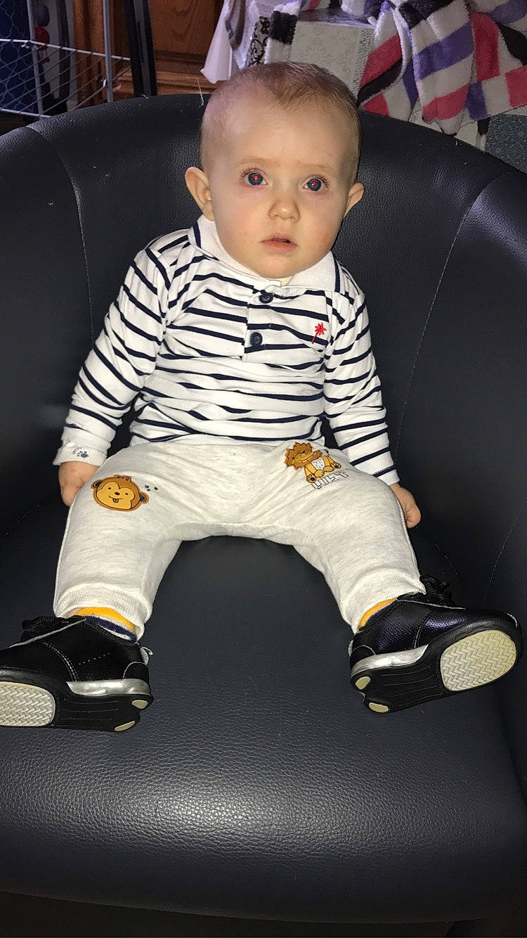 Timothée participe au concours pour gagner de l'argent avec cette photo : baby, baby_toddler_clothing, black, chair, cheek, child, collar, comfort, flash_photography, flooring, fun, knee, leg, person, sitting, sleeve, toddler