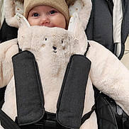 Joy a rejoint le concours — aidez-le/la à gagner de superbes lots ! baby, infant, stroller, hooded_coat, beanie, furry, harness, buckle, smile, blue_eyes, cheeks, cozy, plush, soft, winter_outfit, seat, blanket, portrait, closeup, cute