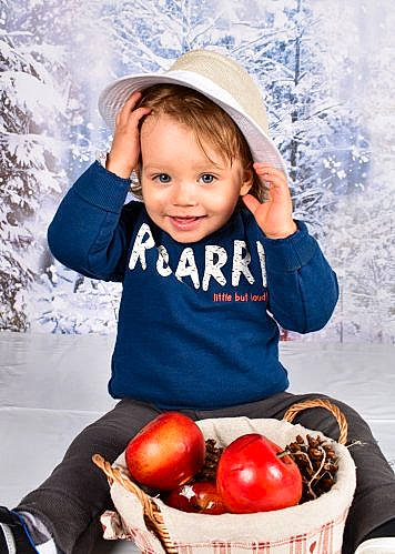 Antoine participe au concours pour gagner de l'argent avec cette photo : baby_toddler_clothing, basket, beauty, blue, cap, child, eye, flash_photography, food, fruit, happy, joy, natural_foods, organ, people, person, photograph, sleeve, smile, snapshot