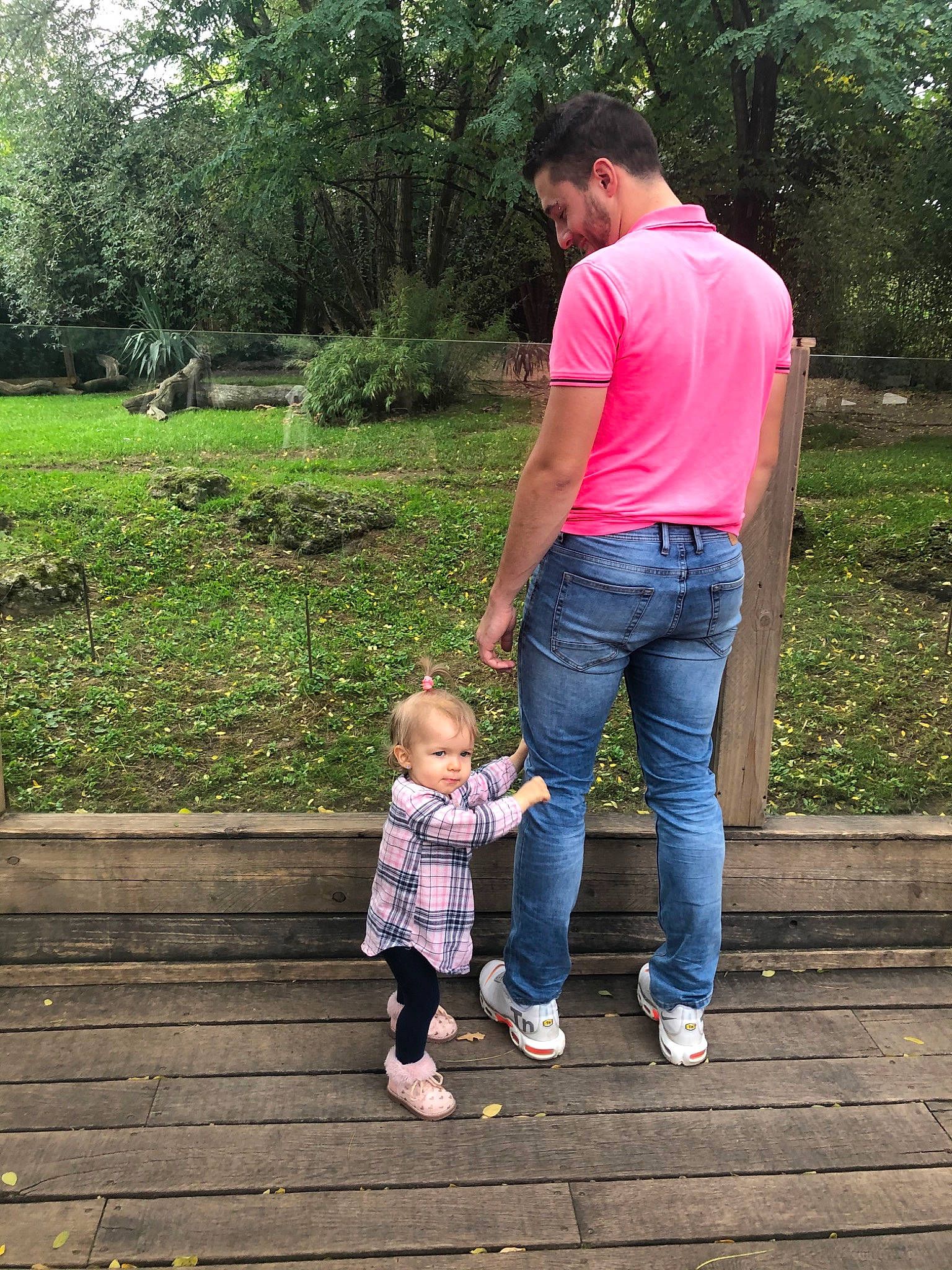 Lylou participe au concours pour gagner de l'argent avec cette photo : botany, child, denim, grass, jeans, leaf, leg, leisure, people, people_in_nature, person, photograph, photography, pink, spring, standing, summer, toddler, tree, vacation