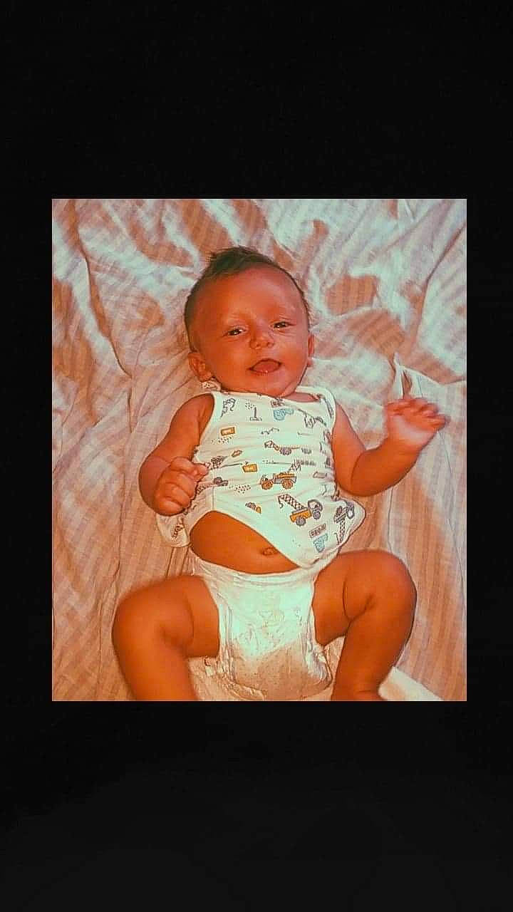 Messon participe au concours pour gagner de l'argent avec cette photo : abdomen, baby, baby_toddler_clothing, cheek, chest, child, comfort, eye, flash_photography, happy, human_leg, knee, navel, pattern, person, sitting, skin, stomach, thigh, toddler