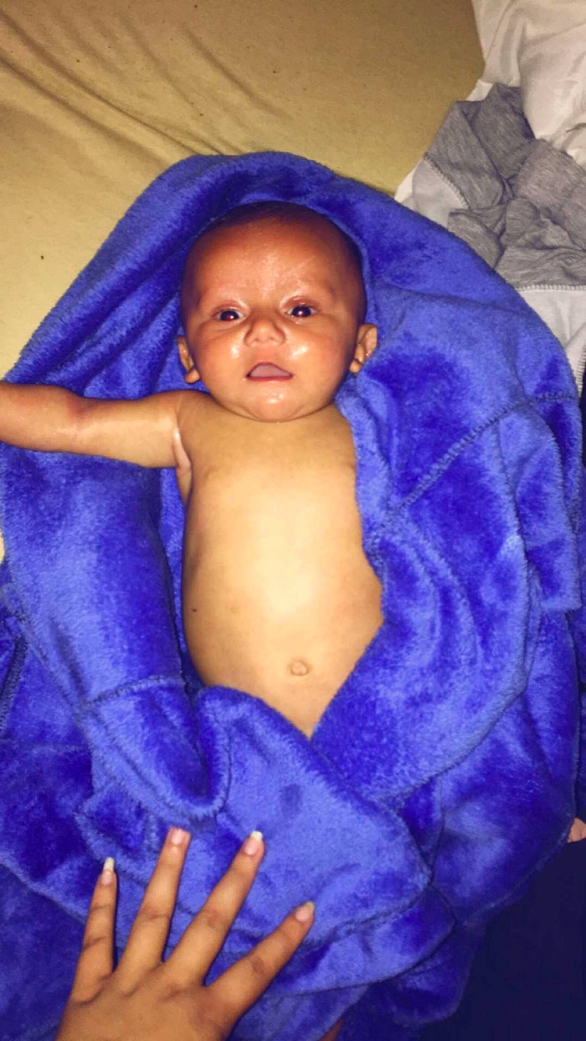 Messon participe au concours pour gagner de l'argent avec cette photo : abdomen, arm, baby, chest, child, comfort, electric_blue, eye, finger, fun, iris, magenta, nail, person, pink, purple, textile, thumb, toddler, trunk