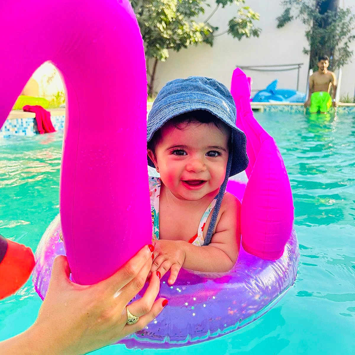 éline a rejoint le concours — aidez-le/la à gagner de superbes lots ! adult, baby, blue, child, float, fun, hand, happy, hat, inflatable, outdoor, person, pool, recreation, smile, summer, sunlight, swimming, vacation, water