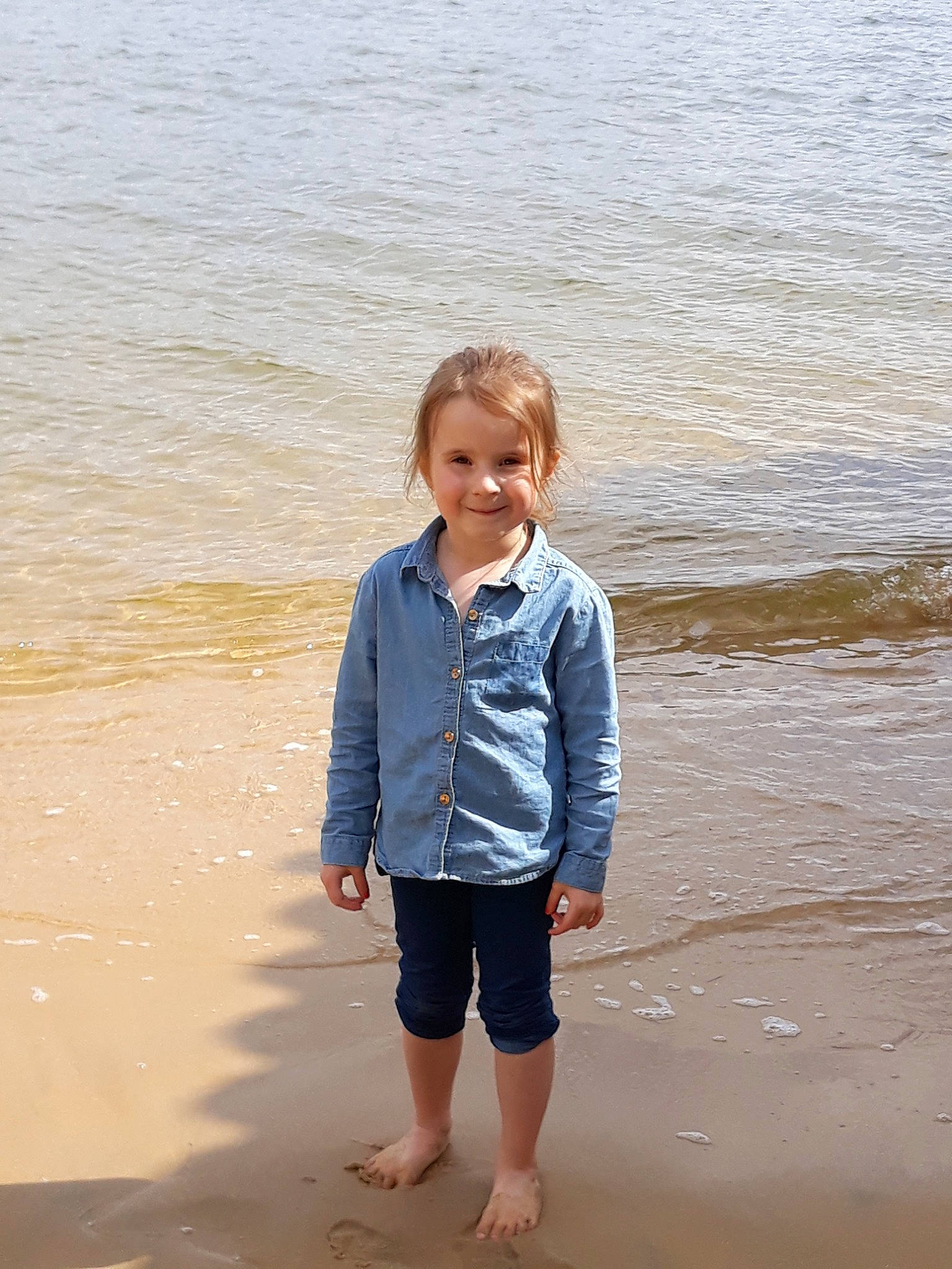 Shayana participe au concours pour gagner de l'argent avec cette photo : barefoot, beach, child, coast, fun, joy, ocean, outerwear, person, photography, play, sand, sea, smile, standing, summer, toddler, vacation, water