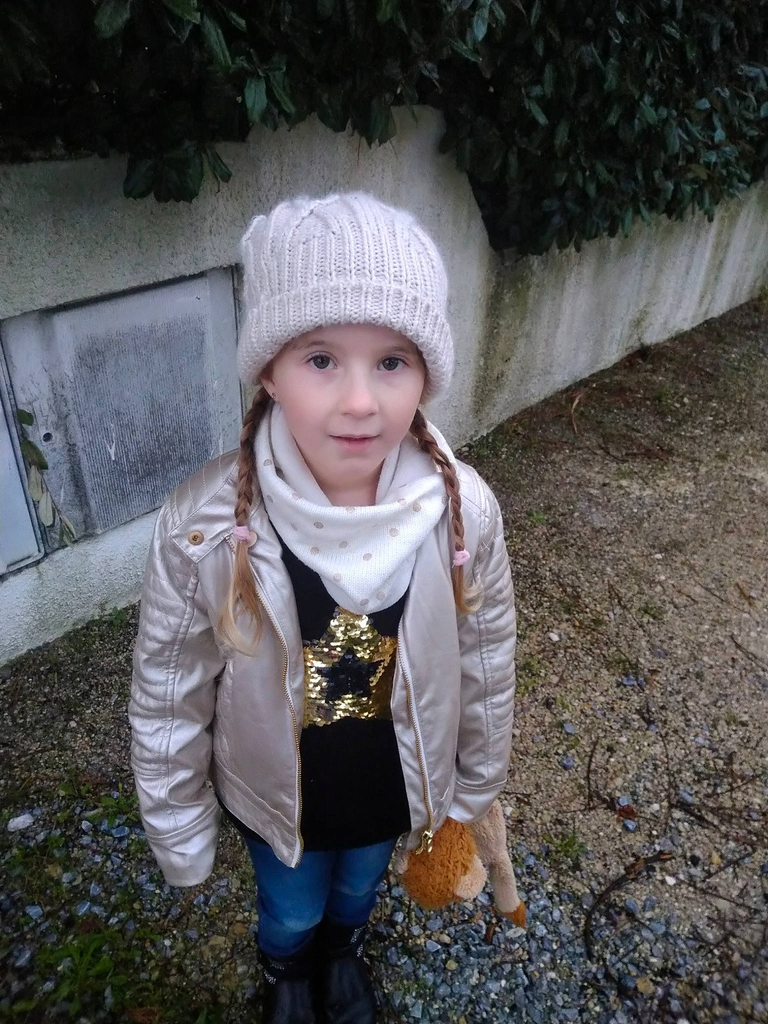 Shayana a rejoint le concours — aidez-le/la à gagner de superbes lots ! beanie, bonnet, cap, child, child_model, headgear, headwear, knit_cap, outerwear, person, smile, toddler