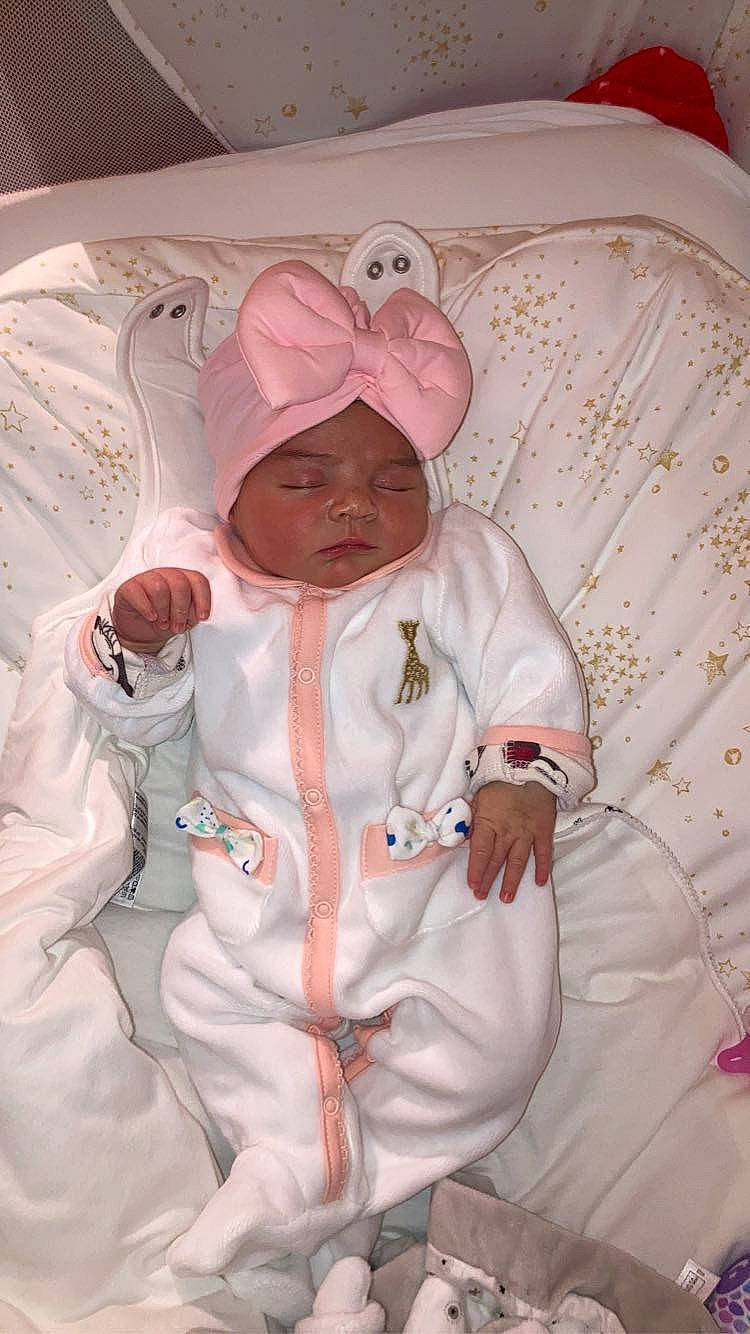 Saona a rejoint le concours — aidez-le/la à gagner de superbes lots ! baby, baby_products, baby_safety, baby_sleeping, baby_toddler_clothing, child, collar, comfort, headwear, linens, pattern, peach, person, pink, product, room, sleeve, thumb, toddler