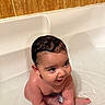 Léandro participe au concours pour gagner de l'argent avec cette photo : baby, bathtub, bath, child, water, wet_hair, sitting, skin, cute, happy, indoors, tiled_wall, toddler, playful, smiling, person, bathroom, young_child, childhood, portrait