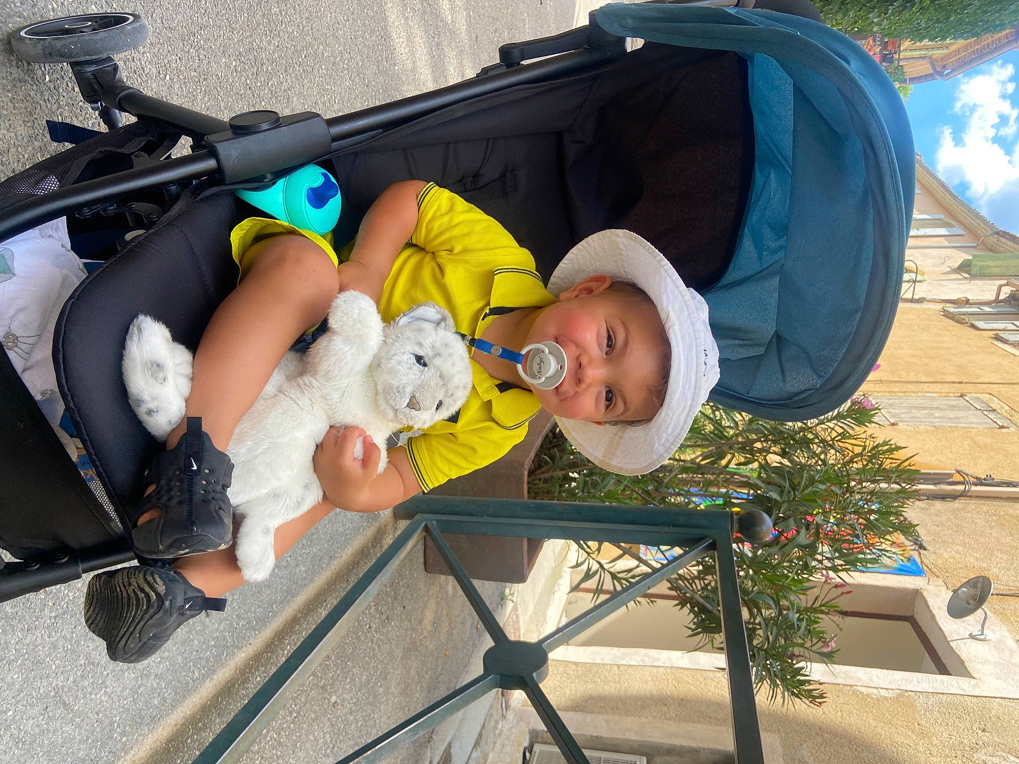 Nahyl participe au concours pour gagner de l'argent avec cette photo : baby, baby_carriage, baby_products, baby_safety, baby_toddler_clothing, child, comfort, fun, hat, headwear, joy, leisure, person, plant, recreation, sitting, tent, toddler, tree, vacation