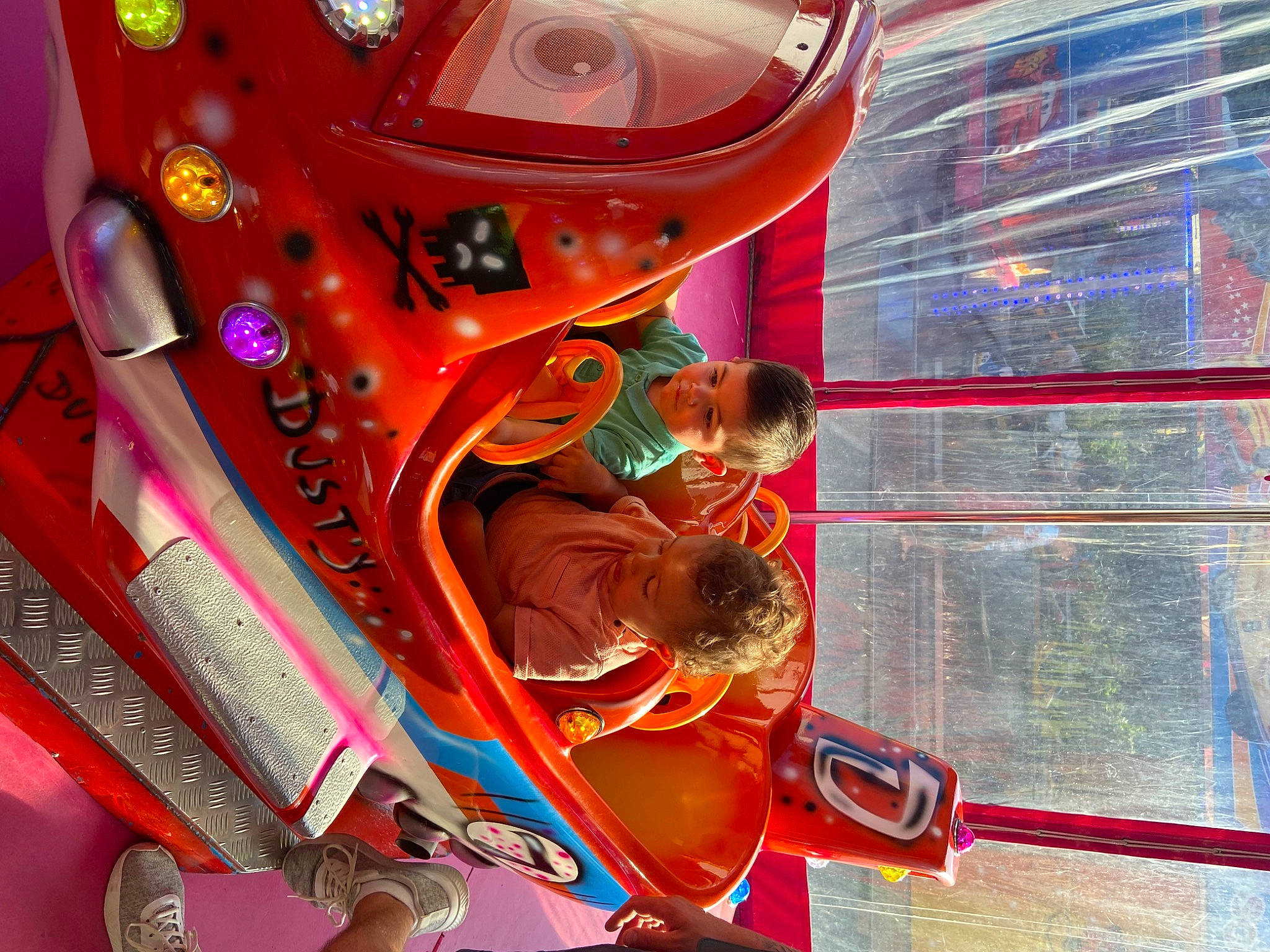 Nahyl participe au concours pour gagner de l'argent avec cette photo : amusement_park, amusement_ride, automotive_exterior, automotive_lighting, bumper, event, fair, fun, games, glass, leisure, machine, magenta, motor_vehicle, nonbuilding_structure, person, playground, recreation, toddler, tourist_attraction